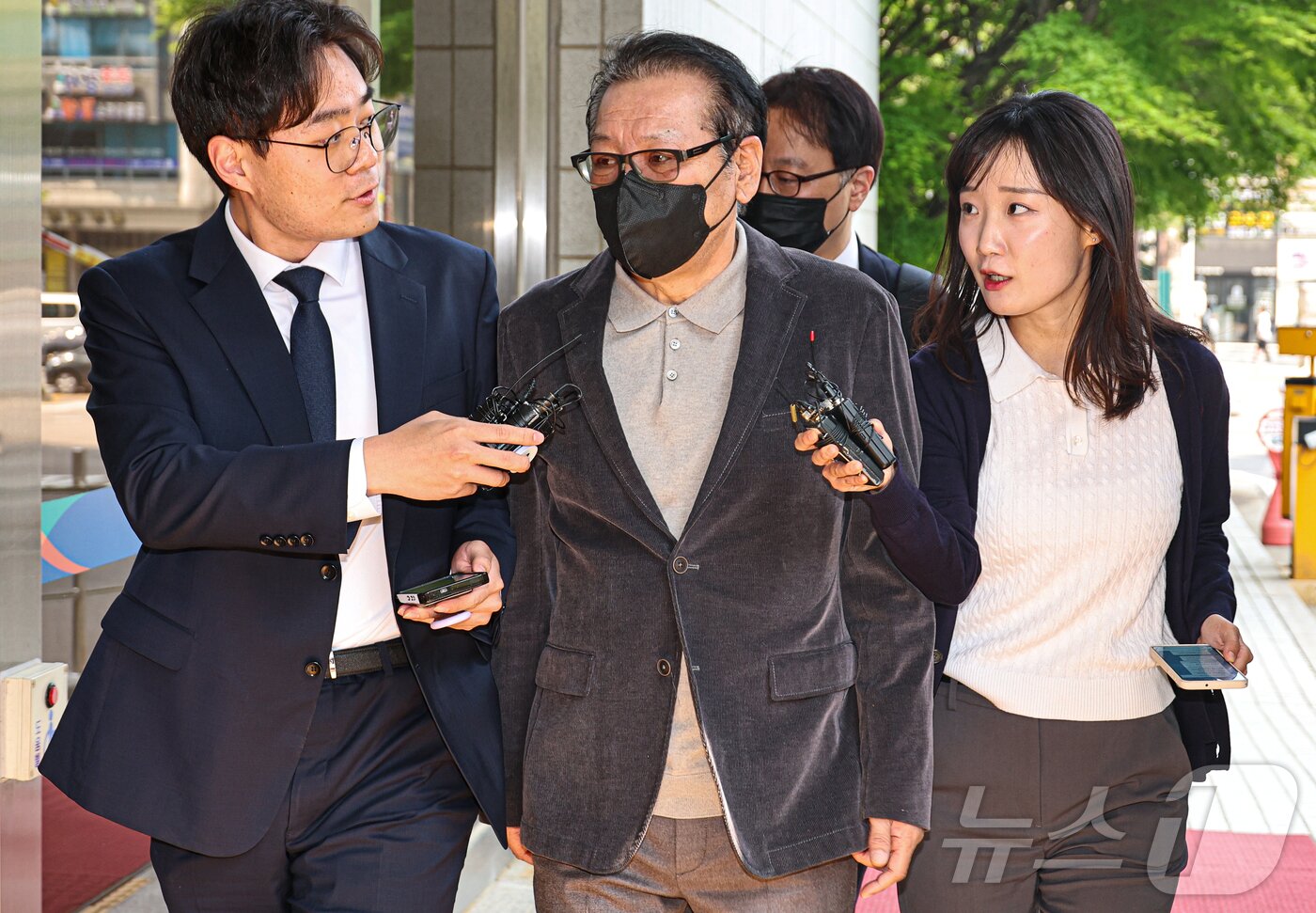 본문 이미지 - 억대 불법 정치자금 수수 혐의로 불구속 기소된 무속인 &#39;건진법사&#39; 전성배씨가 12일 서울 양천구 서울남부지방법원에서 열린 두 번째 공판에 출석하고 있다. &#40;공동취재&#41; 2025.5.12/뉴스1 ⓒ News1 김도우 기자