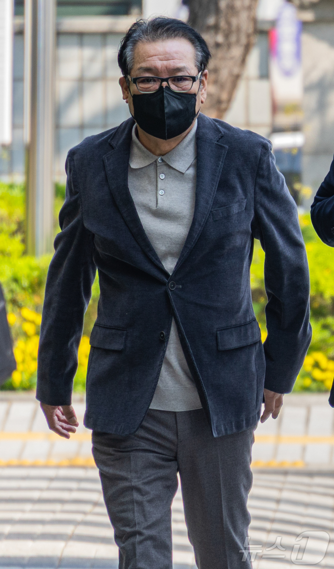 (서울=뉴스1) 김도우 기자 = 억대 불법 정치자금 수수 혐의로 불구속 기소된 무속인 '건진법사' 전성배씨가 12일 서울 양천구 서울남부지방법원에서 열린 두 번째 공판에 출석하고 …