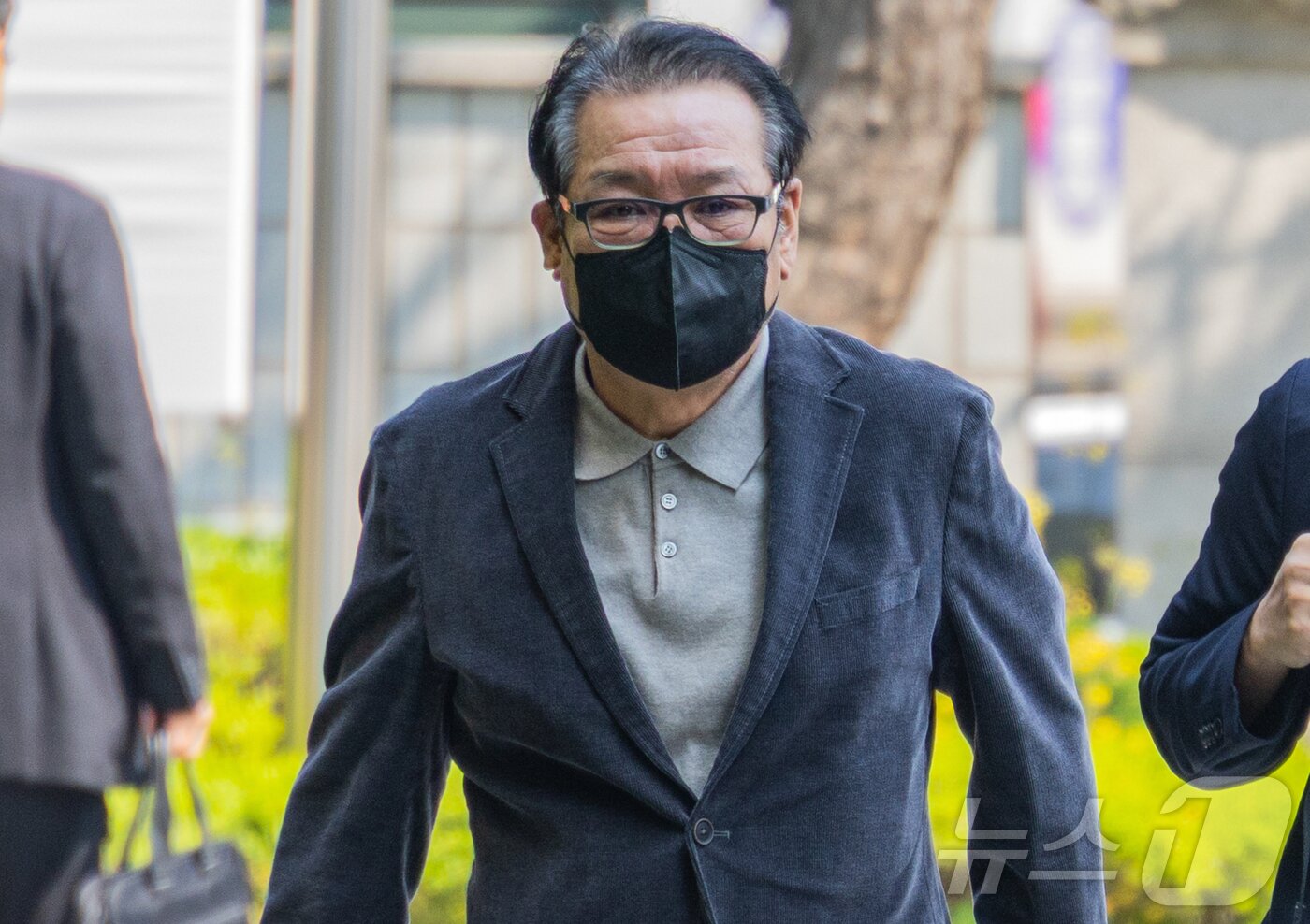 본문 이미지 - 억대 불법 정치자금 수수 혐의로 불구속 기소된 무속인 '건진법사' 전성배씨가 12일 서울 양천구 서울남부지방법원에서 열린 두 번째 공판에 출석하고 있다. (공동취재) 2025.5.12/뉴스1 ⓒ News1 김도우 기자