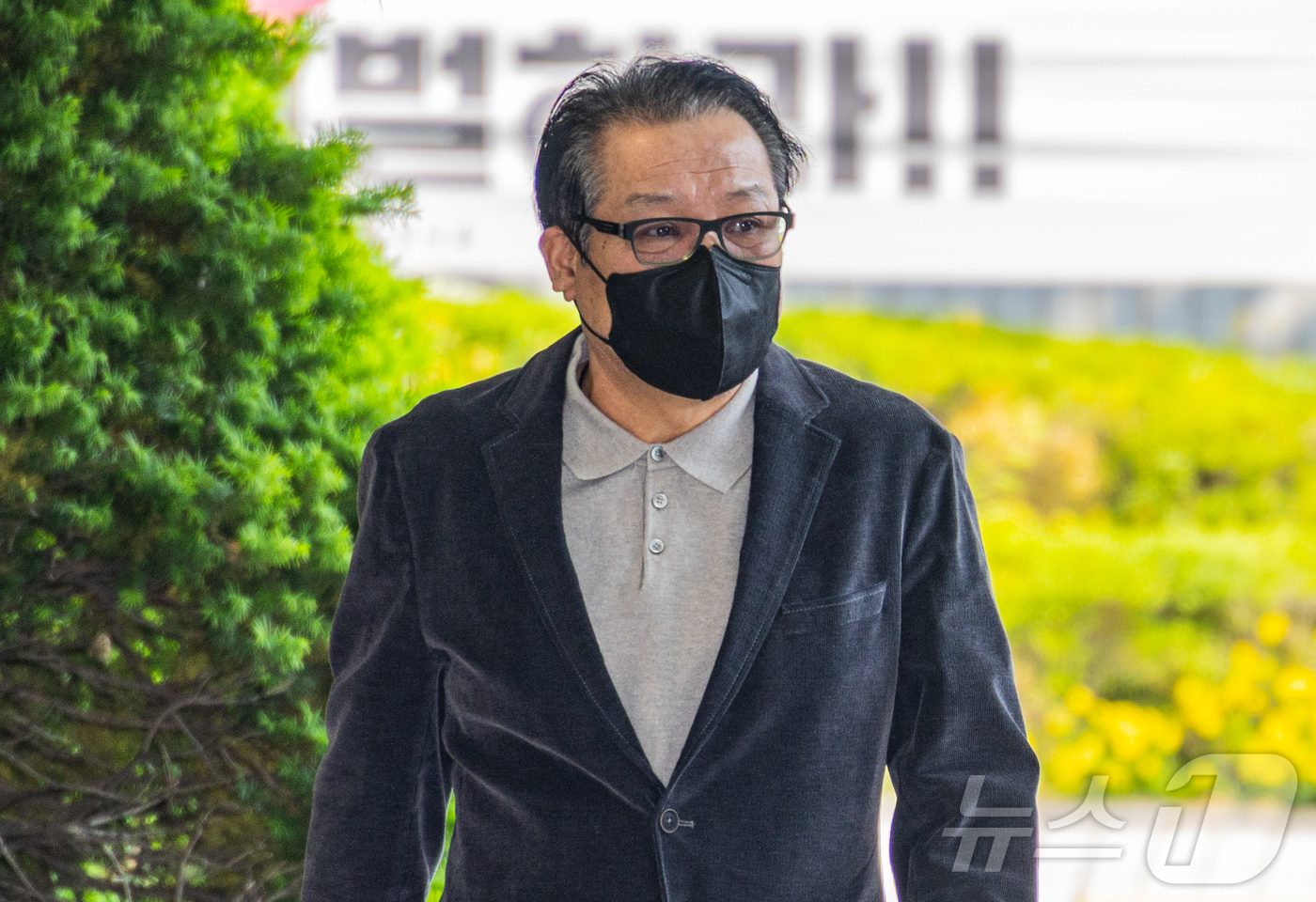 (서울=뉴스1) 김도우 기자 = 억대 불법 정치자금 수수 혐의로 불구속 기소된 무속인 '건진법사' 전성배씨가 12일 서울 양천구 서울남부지방법원에서 열린 두 번째 공판에 출석하고 …