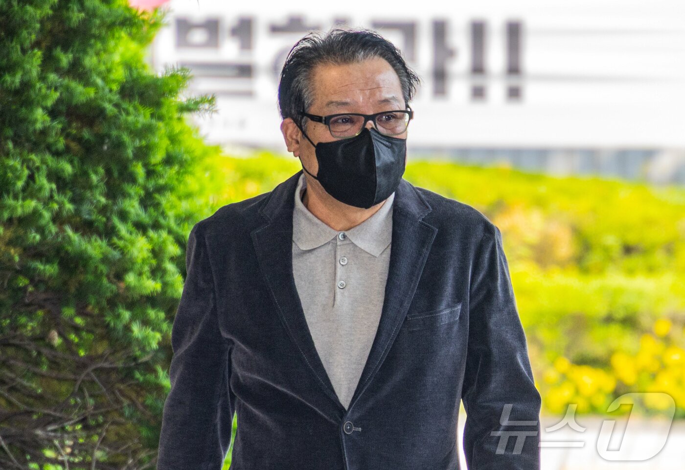 본문 이미지 - 억대 불법 정치자금 수수 혐의로 불구속 기소된 무속인 &#39;건진법사&#39; 전성배씨가 12일 서울 양천구 서울남부지방법원에서 열린 두 번째 공판에 출석하고 있다. &#40;공동취재&#41; 2025.5.12/뉴스1 ⓒ News1 김도우 기자