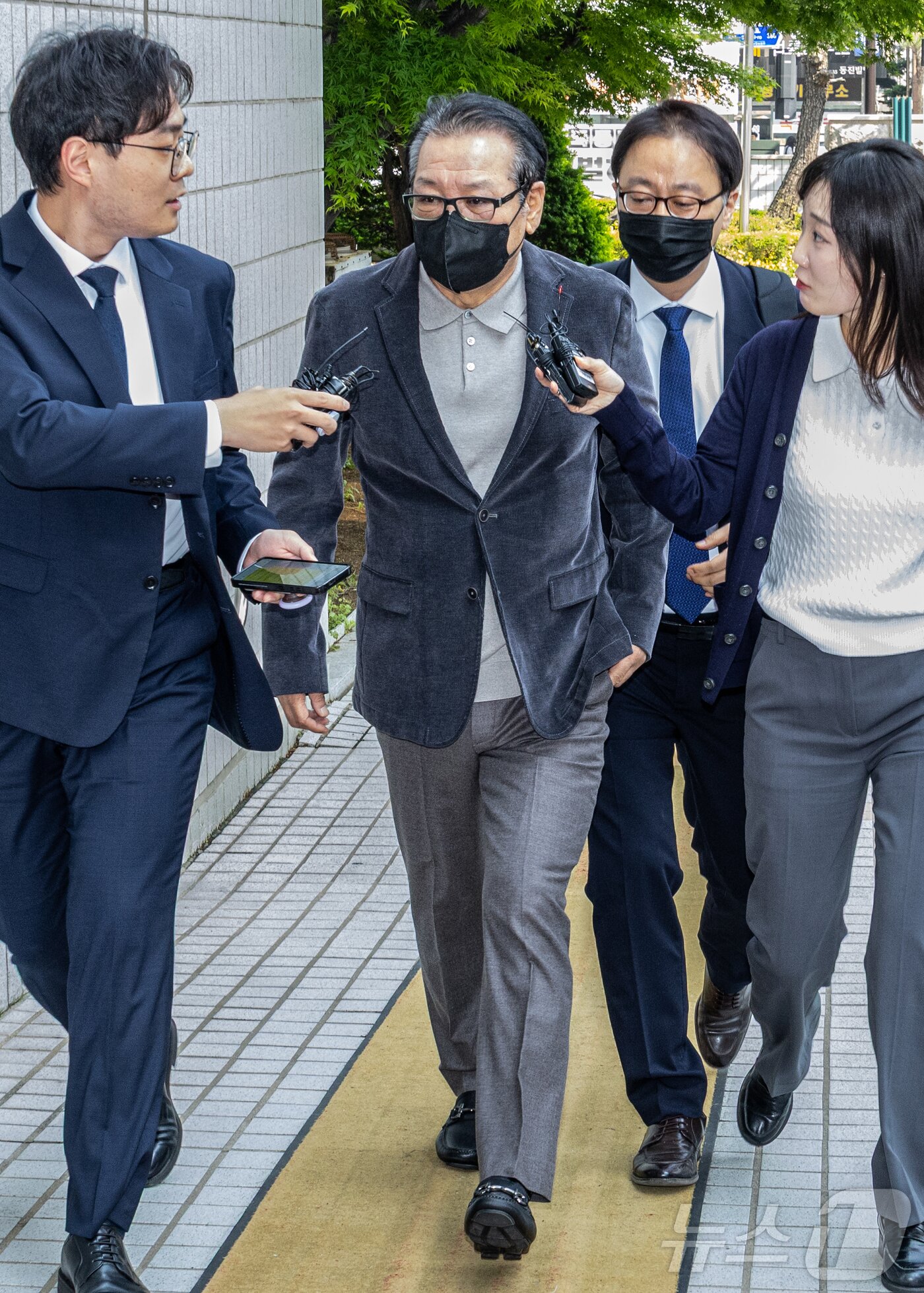 본문 이미지 - 억대 불법 정치자금 수수 혐의로 불구속 기소된 무속인 &#39;건진법사&#39; 전성배씨가 12일 서울 양천구 서울남부지방법원에서 열린 두 번째 공판에 출석하고 있다. &#40;공동취재&#41; 2025.5.12/뉴스1 ⓒ News1 김도우 기자