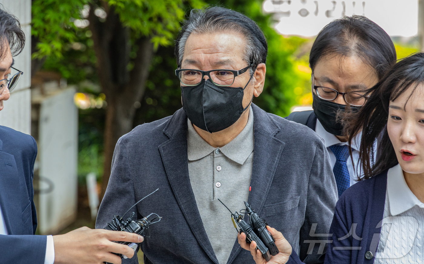 (서울=뉴스1) 김도우 기자 = 억대 불법 정치자금 수수 혐의로 불구속 기소된 무속인 '건진법사' 전성배씨가 12일 서울 양천구 서울남부지방법원에서 열린 두 번째 공판에 출석하고 …