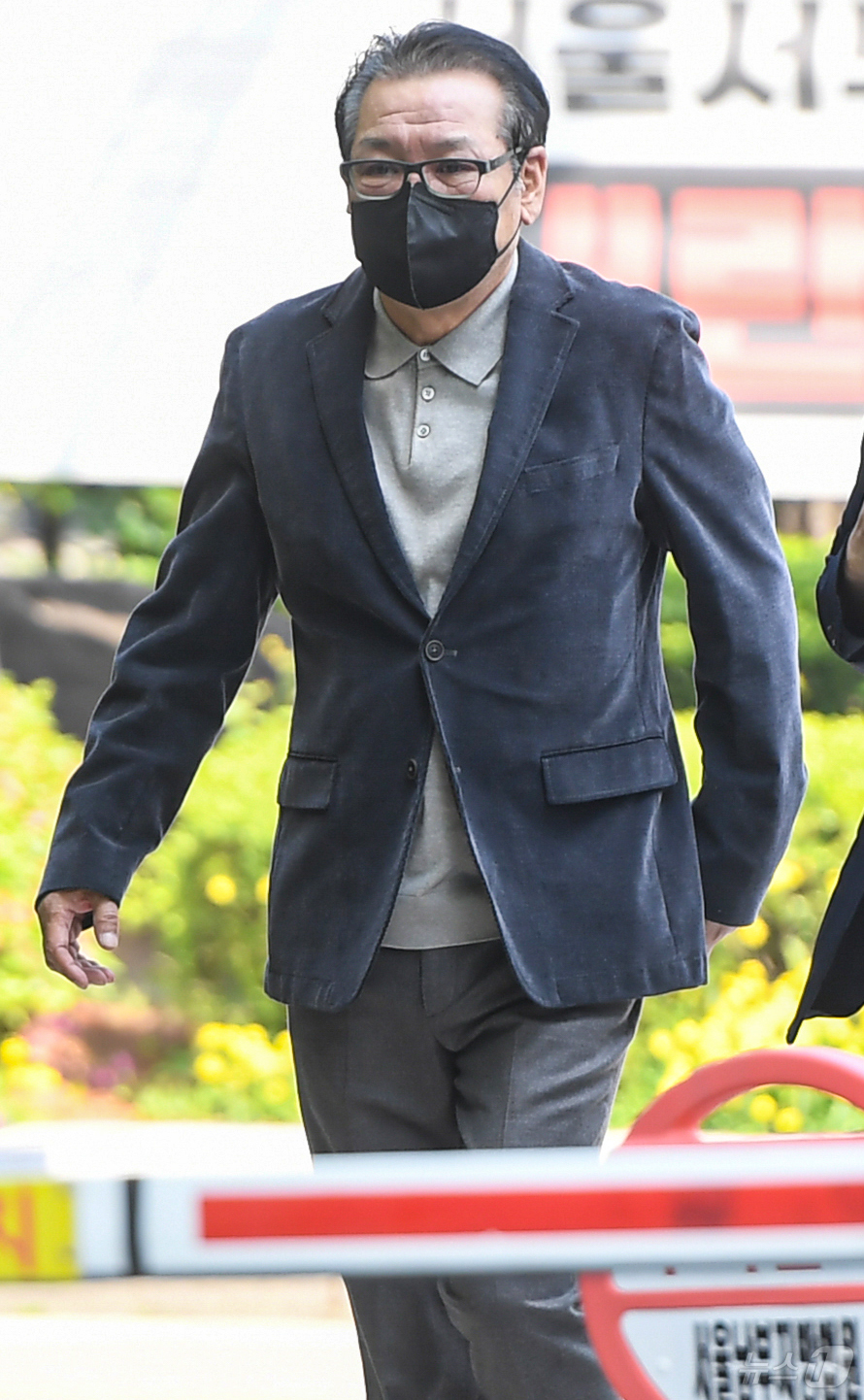 (서울=뉴스1) 김도우 기자 = 억대 불법 정치자금 수수 혐의로 불구속 기소된 무속인 '건진법사' 전성배씨가 12일 서울 양천구 서울남부지방법원에서 열린 두 번째 공판에 출석하고 …