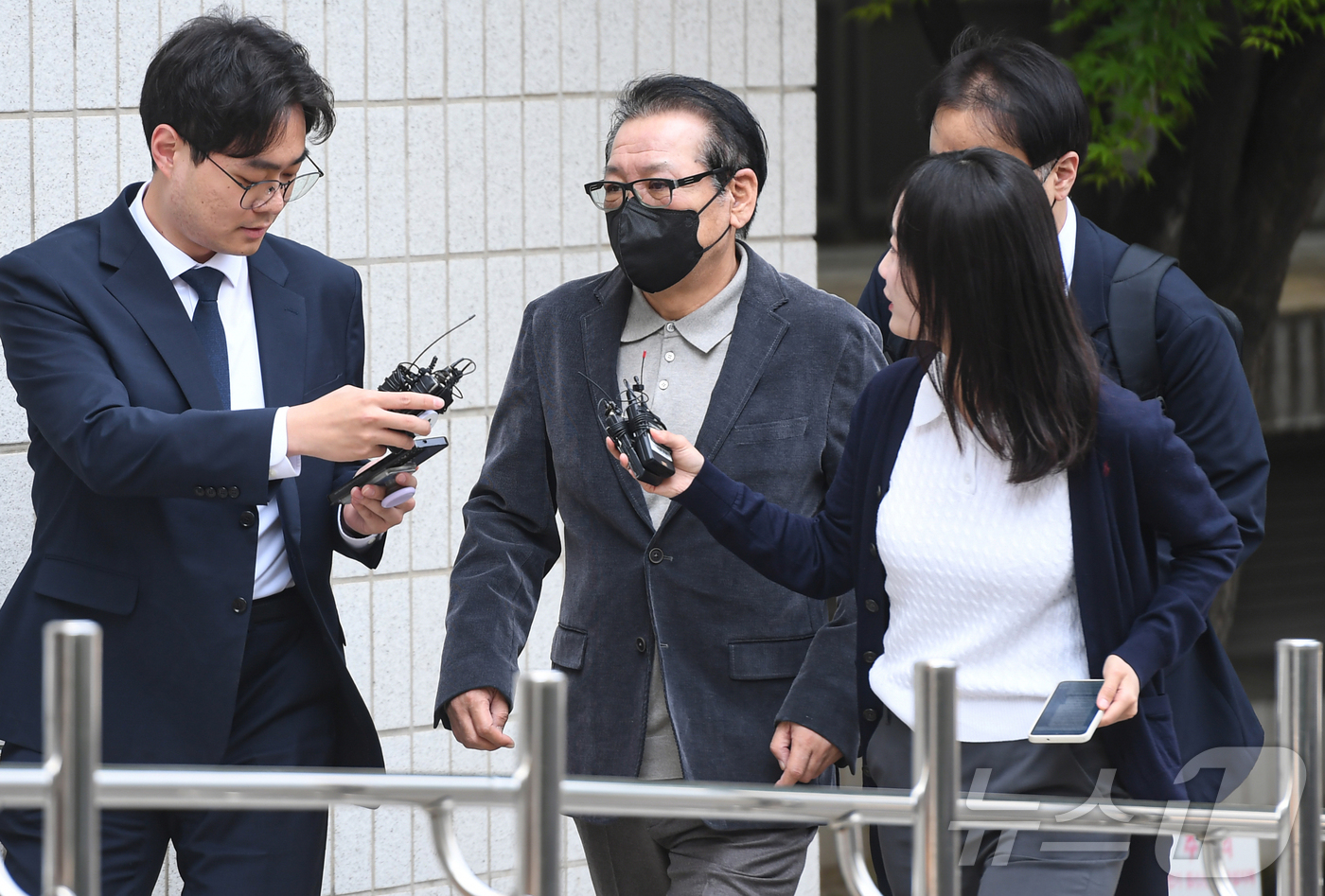 (서울=뉴스1) 김도우 기자 = 억대 불법 정치자금 수수 혐의로 불구속 기소된 무속인 '건진법사' 전성배씨가 12일 서울 양천구 서울남부지방법원에서 열린 두 번째 공판에 출석하고 …