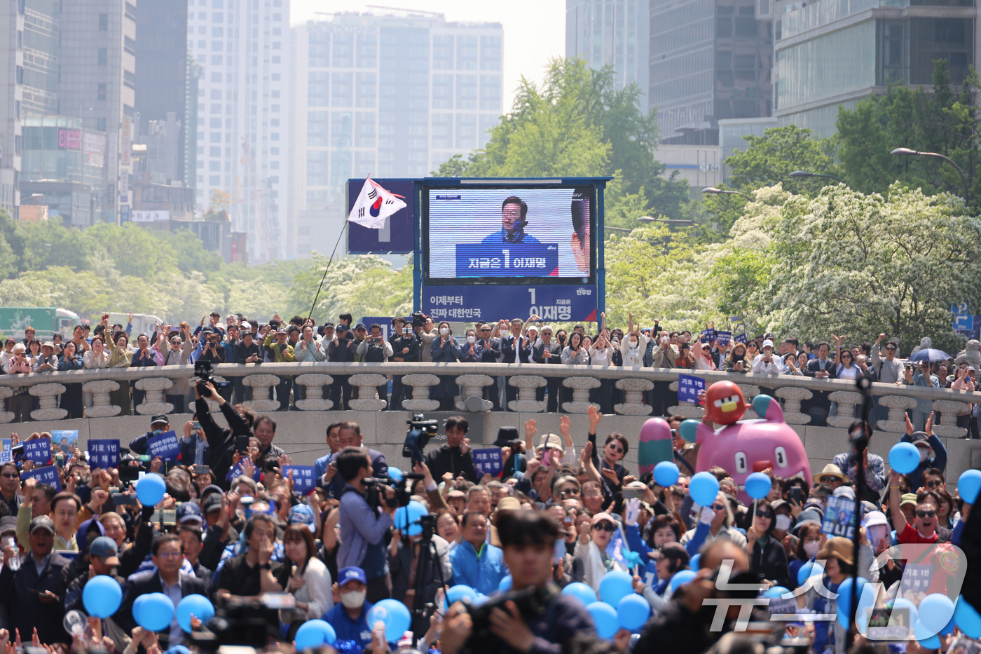 (서울=뉴스1) 안은나 기자 = 제21대 대통령선거 공식 선거운동이 시작된 12일 오전 서울 종로구 청계광장에서 열린 중앙선거대책위원회 출정식에서 시민들에게 지지를 호소하며 연설을 …