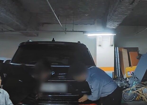 "회전판에 올려놓으세요" 주차 관리인 지시…차 돌리다 사고 나자 '모르쇠'