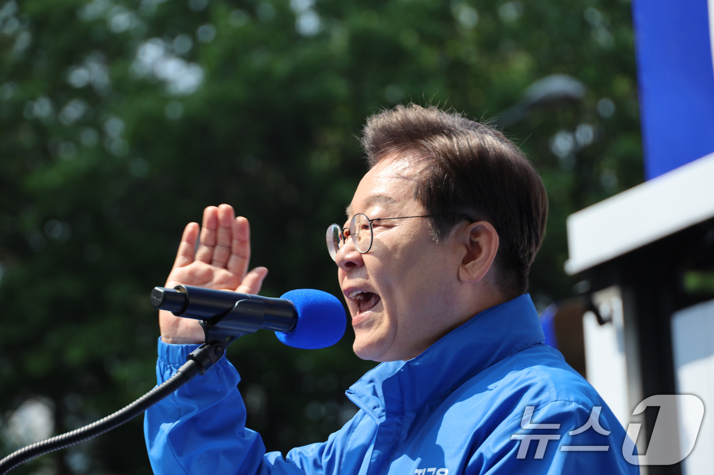 (서울=뉴스1) 안은나 기자 = 이재명 더불어민주당 대통령 후보가제21대 대통령선거 공식 선거운동이 시작된 12일 오전 서울 종로구 청계광장에서 열린 중앙선거대책위원회 출정식에서 …