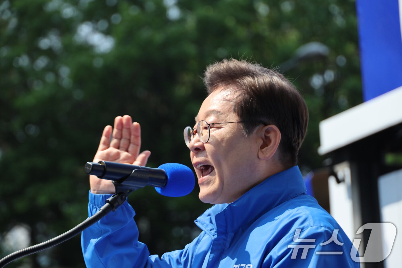 본문 이미지 - 이재명 더불어민주당 대통령 후보가제21대 대통령선거 공식 선거운동이 시작된 12일 오전 서울 종로구 청계광장에서 열린 중앙선거대책위원회 출정식에서 시민들에게 지지를 호소하고 있다. &#40;공동취재&#41; 2025.5.12/뉴스1 ⓒ News1 안은나 기자