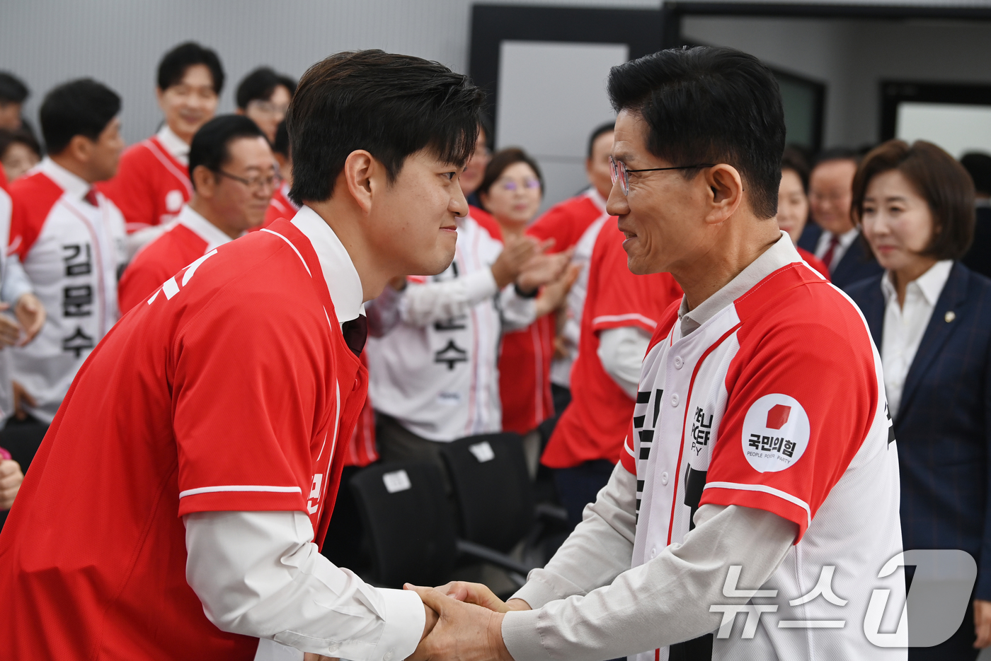 (서울=뉴스1) 이광호 기자 = 김문수 국민의힘 대통령 후보가 12일 오전 서울 여의도 중앙당사에서 열린 중앙선대위 임명장 수여식에서 비상대책위원장으로 내정된 김용태 의원과 인사나 …