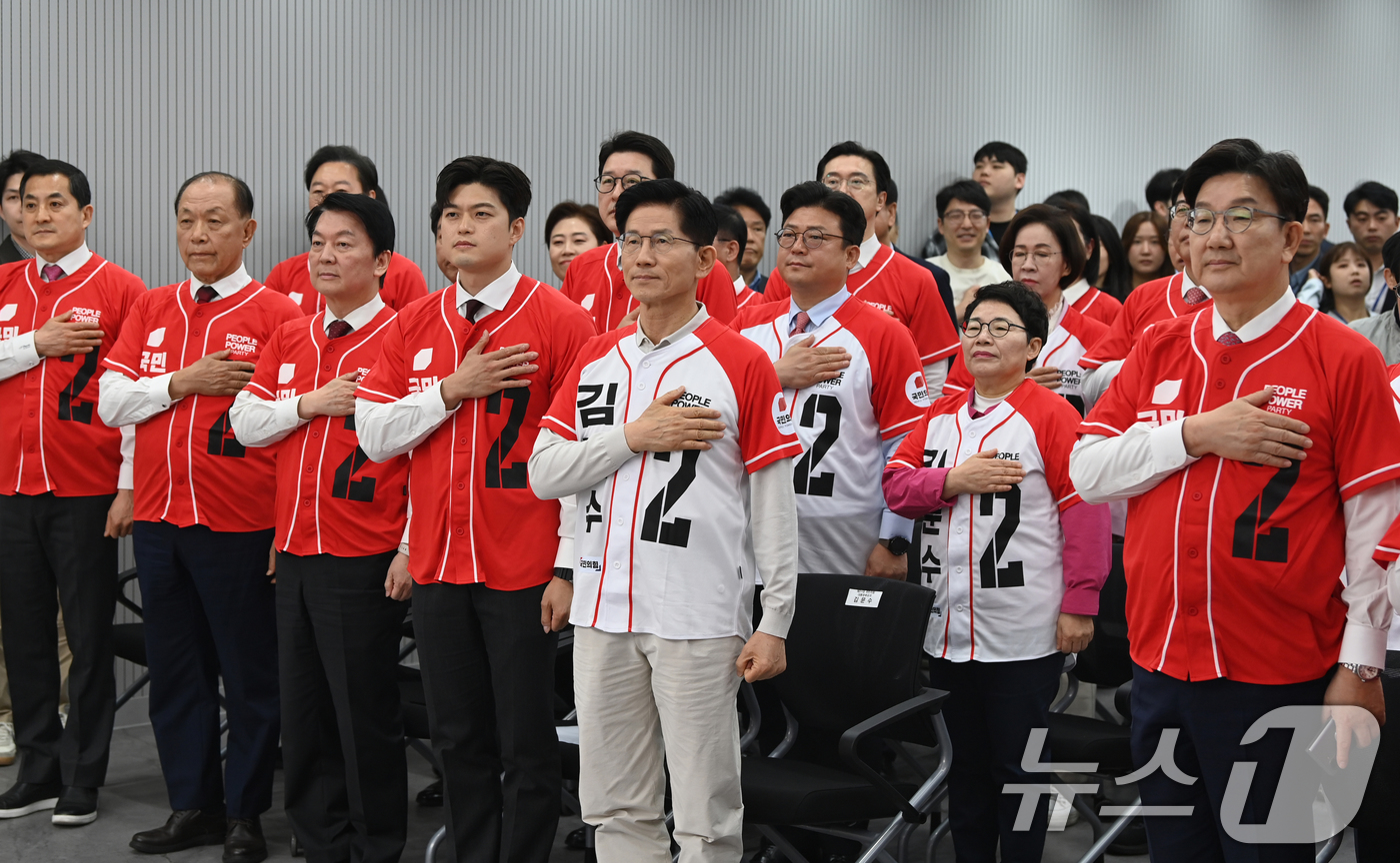 (서울=뉴스1) 이광호 기자 = 김문수 국민의힘 대통령 후보와 권성동 원내대표를 비롯한 공동선대위원장들이 12일 오전 서울 여의도 중앙당사에서 열린 중앙선대위 회의 및 임명장 수여 …