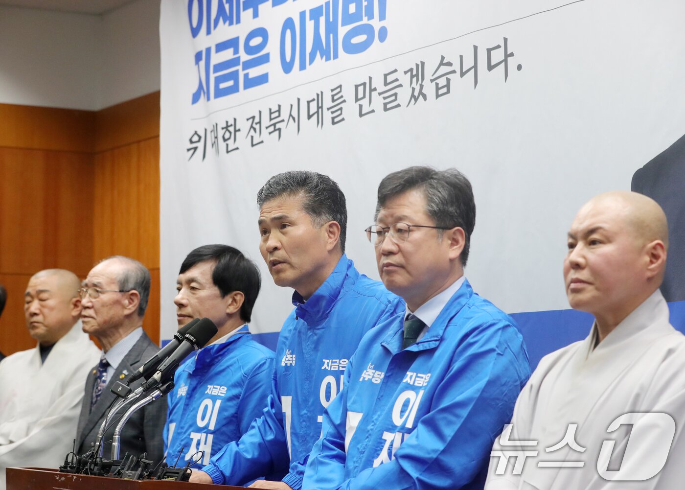 본문 이미지 - 이원택 더불어민주당 전북특별자치도당위원장을 비롯한 상임선대위원장들이 12일 전북자치도 전주시 전북특별자치도의회에서 대선 출정 기자회견을 열고 질의에 답변을 하고 있다. 2025.5.12/뉴스1 ⓒ News1 유경석 기자
