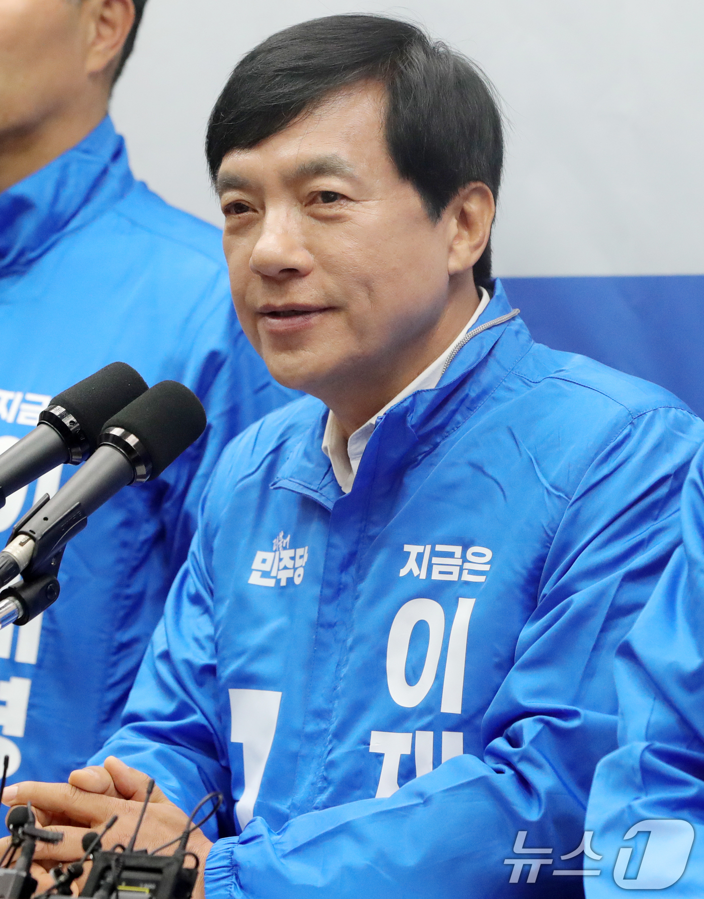 (전주=뉴스1) 유경석 기자 = 이성윤 더불어민주당 국회의원이 12일 전북자치도 전주시 전북특별자치도의회에서 열린 대선 출정 기자회견에서 질의에 답변을 하고 있다. 2025.5.1 …