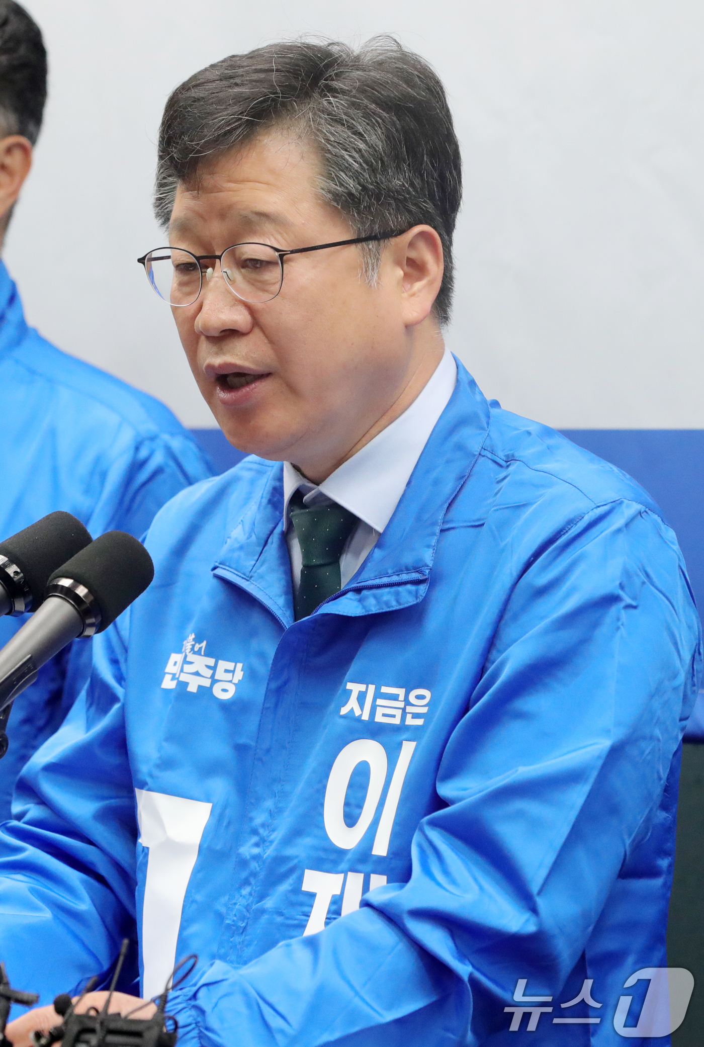 (전주=뉴스1) 유경석 기자 = 안호영 더불어민주당 국회의원이 12일 전북자치도 전주시 전북특별자치도의회에서 열린 대선 출정 기자회견에서 질의에 답변을 하고 있다. 2025.5.1 …