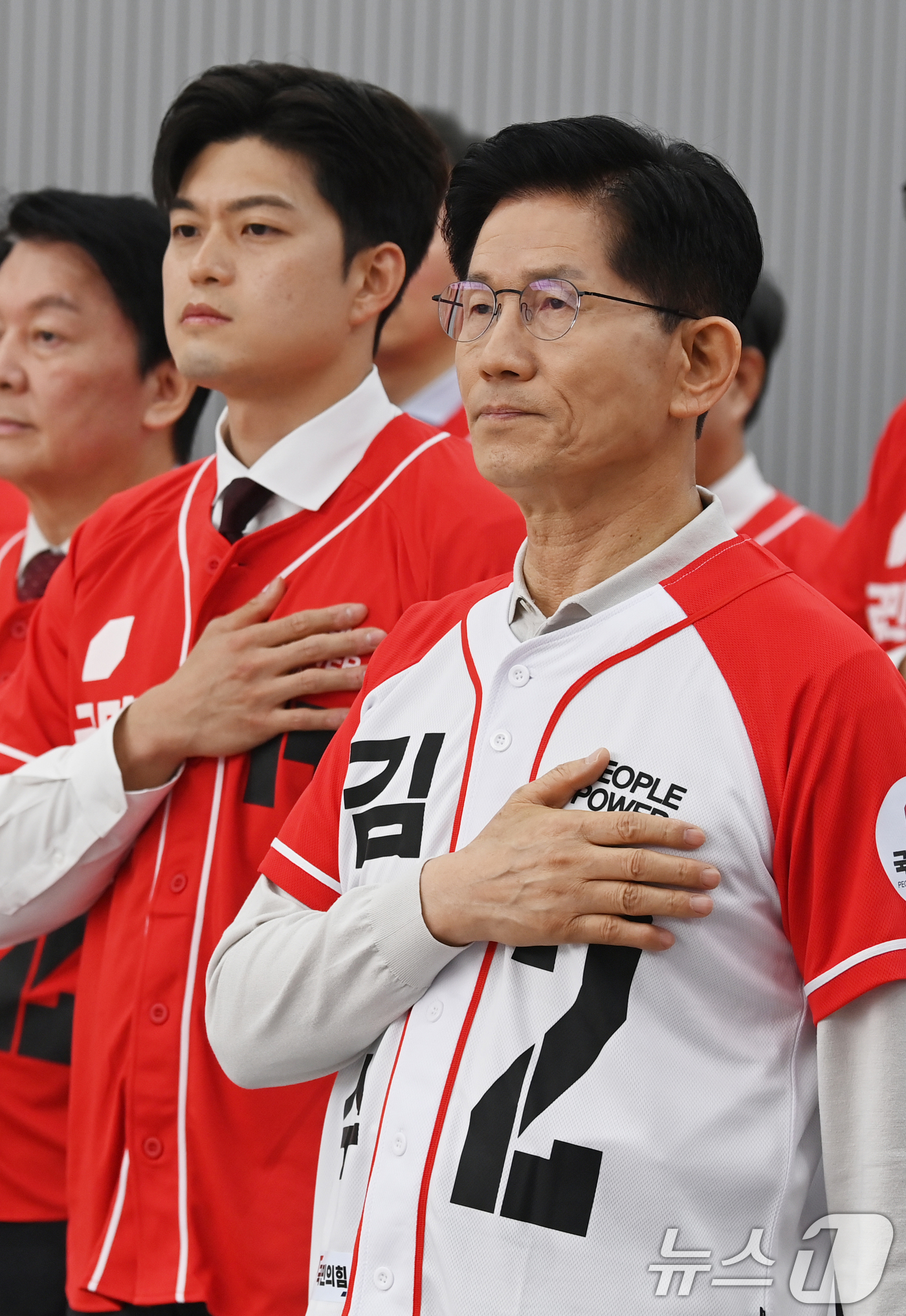 (서울=뉴스1) 이광호 기자 = 김문수 국민의힘 대통령 후보와 비상대책위원장에 내정된 김용태 의원이 12일 오전 서울 여의도 중앙당사에서 열린 중앙선대위 회의 및 임명장 수여식에 …