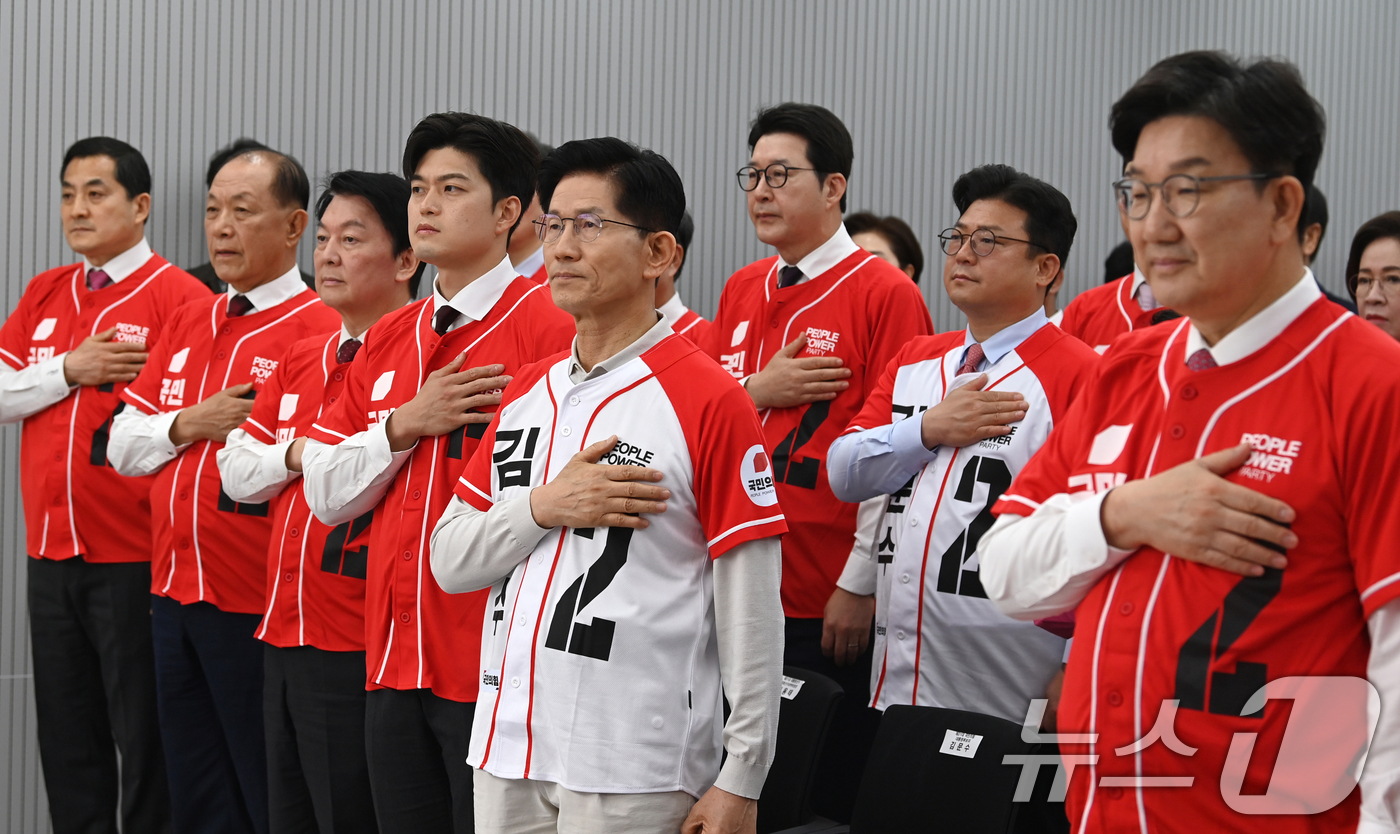 (서울=뉴스1) 이광호 기자 = 김문수 국민의힘 대통령 후보와 권성동 원내대표를 비롯한 공동선대위원장들이 12일 오전 서울 여의도 중앙당사에서 열린 중앙선대위 회의 및 임명장 수여 …