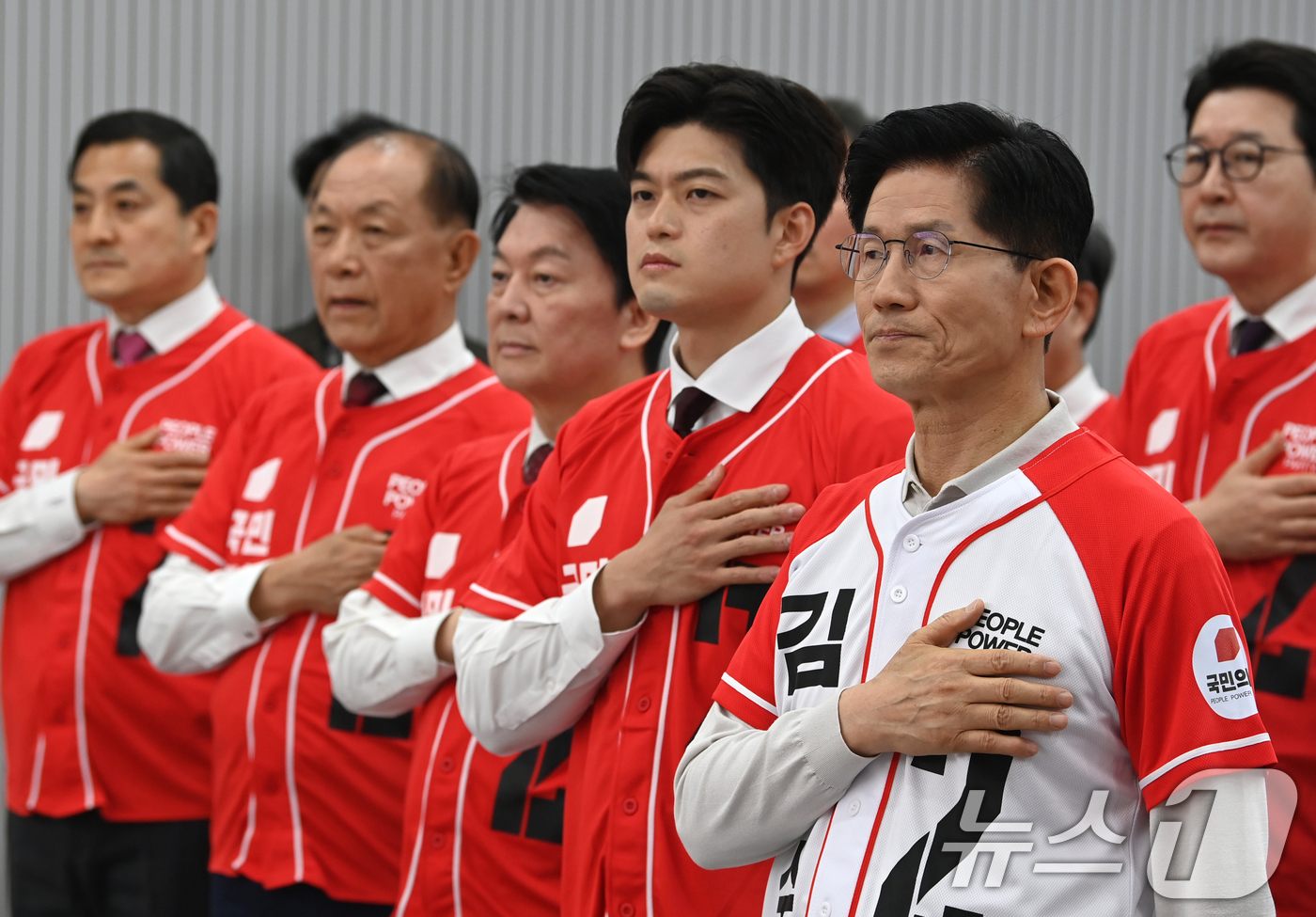 (서울=뉴스1) 이광호 기자 = 김문수 국민의힘 대통령 후보와 비상대책위원장에 내정된 김용태 의원 등이 12일 오전 서울 여의도 중앙당사에서 열린 중앙선대위 임명장 수여식에 참석해 …