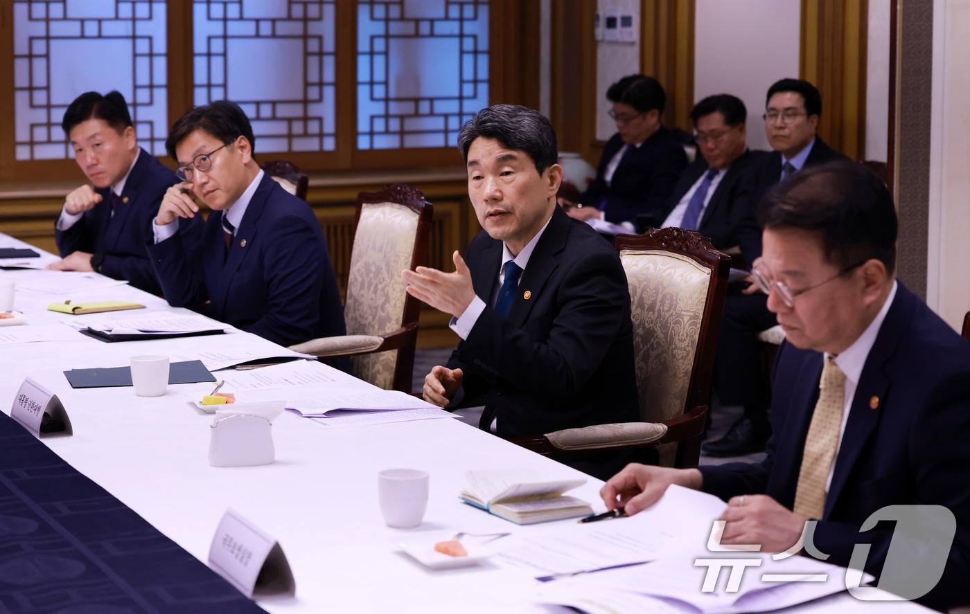 (서울=뉴스1) 임세영 기자 = 이주호 대통령 권한대행 부총리 겸 교육부 장관이 12일 서울 종로구 정부서울청사에서 열린 경제안보전략 간담회에서 모두발언을 하고 있다. (교육부 제 …