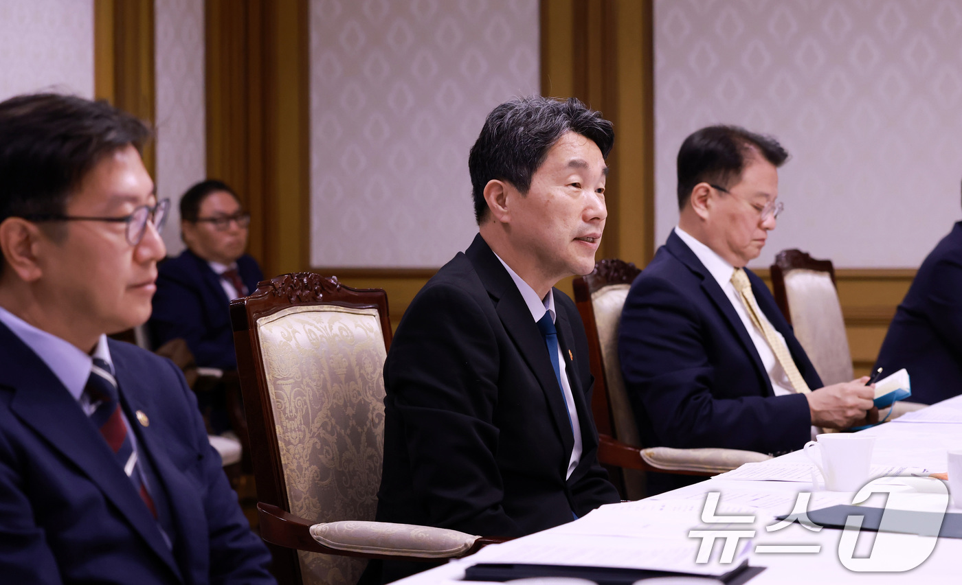 (서울=뉴스1) 임세영 기자 = 이주호 대통령 권한대행 부총리 겸 교육부 장관이 12일 서울 종로구 정부서울청사에서 열린 경제안보전략 간담회에서 모두발언을 하고 있다. (교육부 제 …