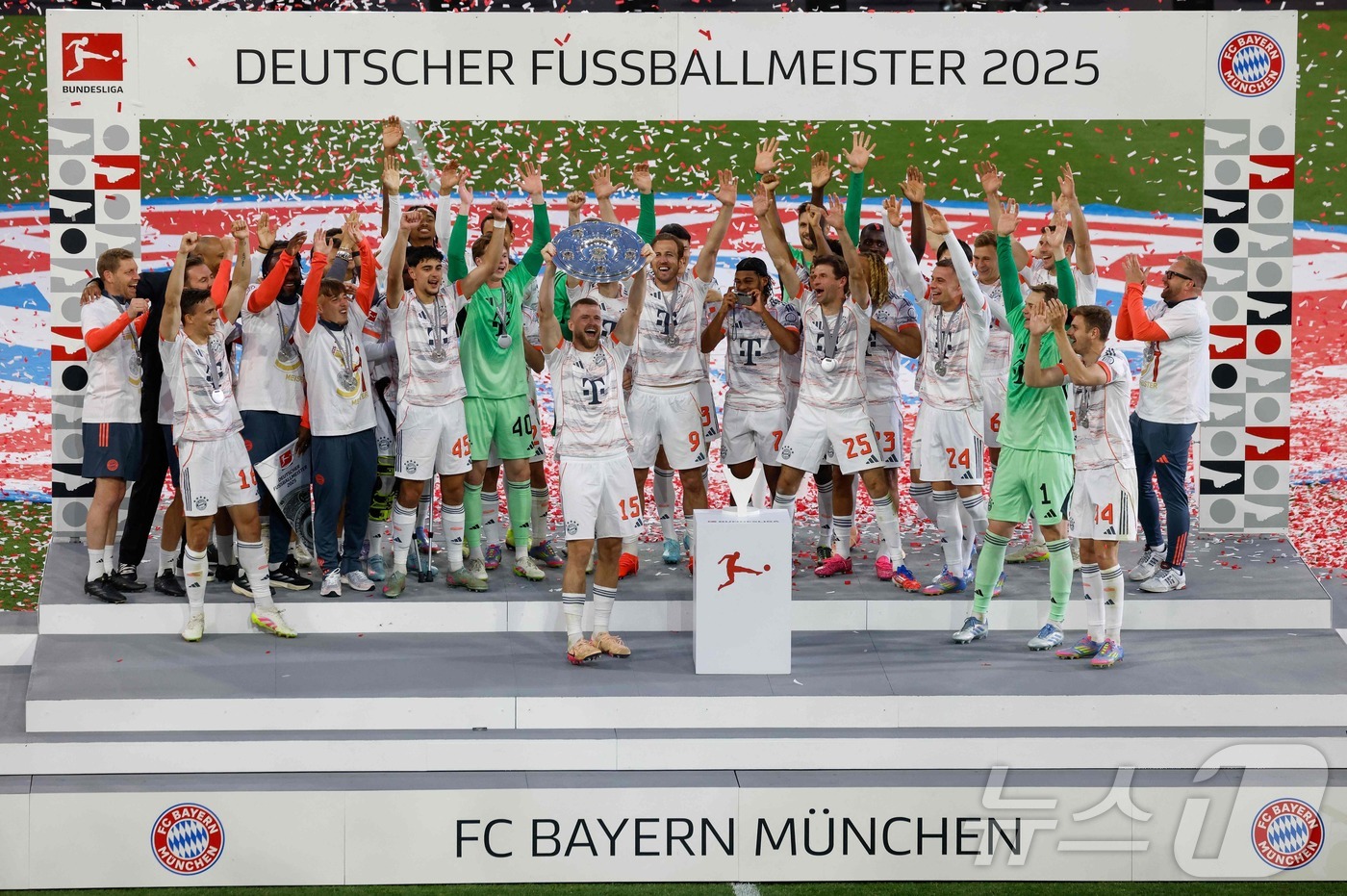 (뮌헨 AFP=뉴스1) 우동명 기자 = 바이에른 뮌헨 선수들이 10일(현지시간) 뮌헨 알리안츠 아레나에서 열린 묀헨글라트바흐와 경기를 마친 뒤 분데스리가 우승 트로피를 들고 세리머 …