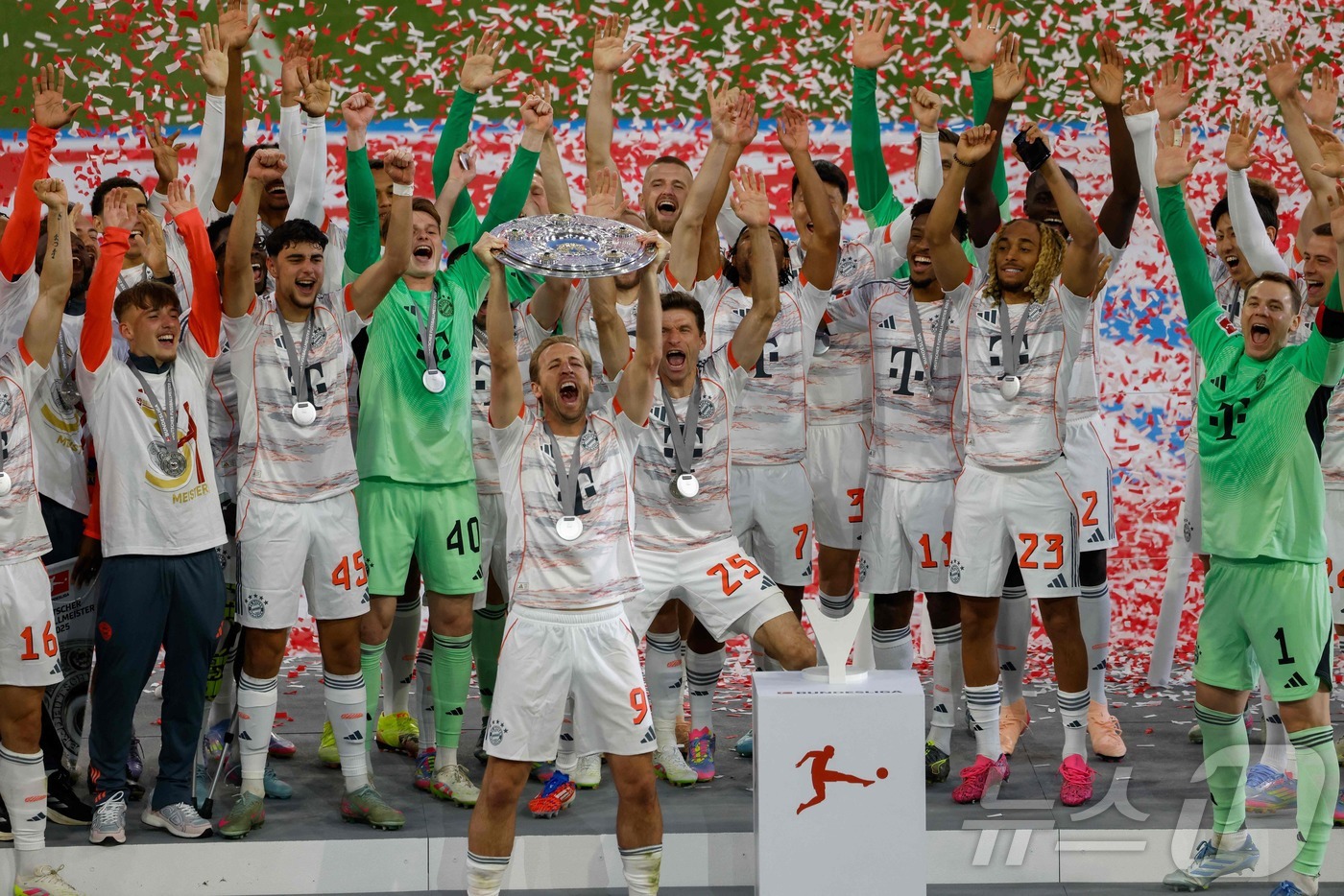 (뮌헨 AFP=뉴스1) 우동명 기자 = 해리 케인 등 바이에른 뮌헨 선수들이 10일(현지시간) 뮌헨 알리안츠 아레나에서 열린 묀헨글라트바흐와 경기를 마친 뒤 분데스리가 우승 트로피 …