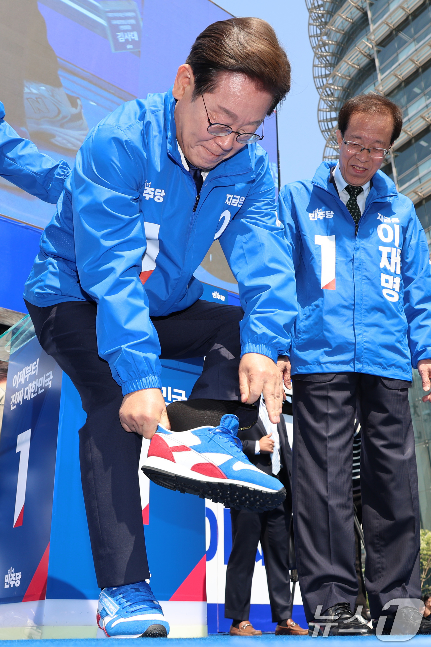 (서울=뉴스1) 안은나 기자 = 이재명 더불어민주당 대통령 후보가 제21대 대통령선거 공식 선거운동이 시작된 12일 오전 서울 종로구 청계광장에서 열린 중앙선거대책위원회 출정식에서 …