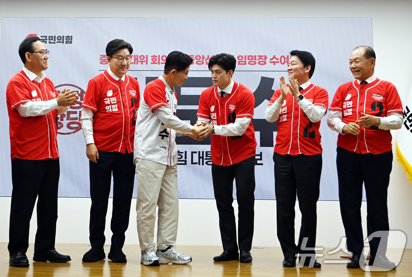 (서울=뉴스1) 이광호 기자 = 김문수 국민의힘 대통령 후보가 12일 오전 서울 영등포구 여의도 중앙당사에서 열린 중앙선대위 임명장 수여식에서 임명장을 수여한 후 공동선대위원장에 …