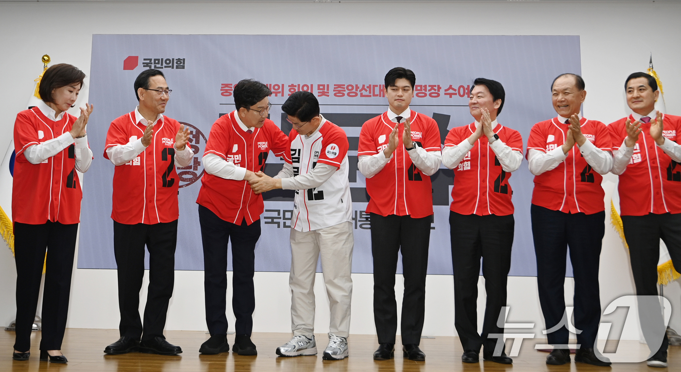 (서울=뉴스1) 이광호 기자 = 김문수 국민의힘 대통령 후보가 12일 오전 서울 영등포구 여의도 중앙당사에서 열린 중앙선대위 임명장 수여식에서 공동선대위원장인 권성동 원내대표와 악 …