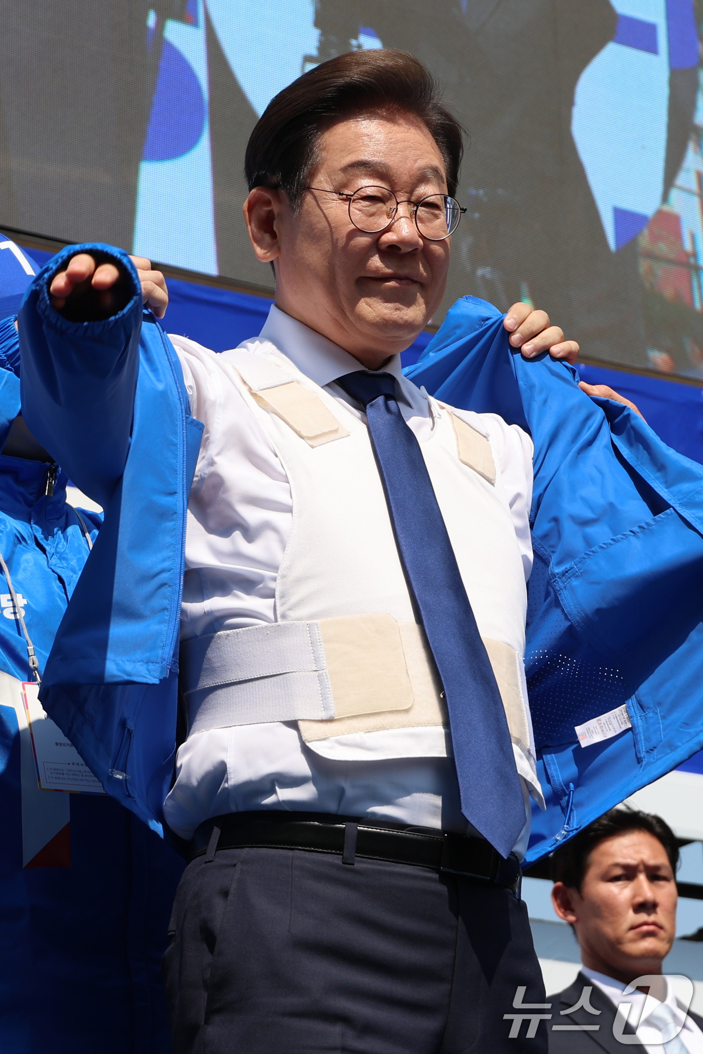 (서울=뉴스1) 안은나 기자 = 이재명 더불어민주당 대통령 후보가 제21대 대통령선거 공식 선거운동이 시작된 12일 오전 서울 종로구 청계광장에서 열린 중앙선거대책위원회 출정식에서 …