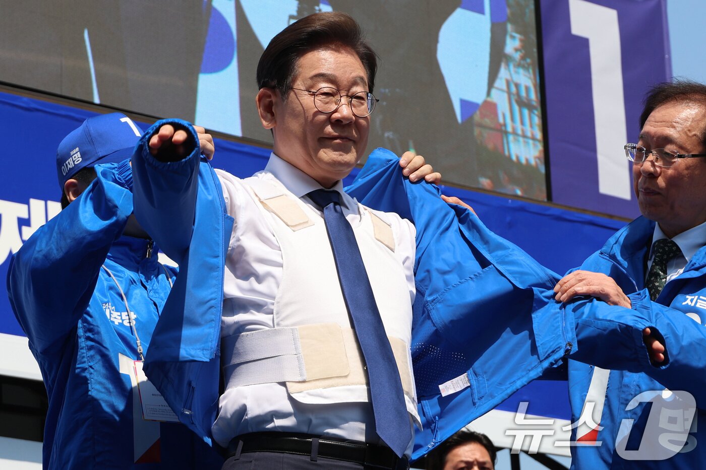 본문 이미지 - 이재명 더불어민주당 대통령 후보가 제21대 대통령선거 공식 선거운동이 시작된 12일 오전 서울 종로구 청계광장에서 열린 중앙선거대책위원회 출정식에서 방탄복 위에 선거 운동복을 입고 있다. &#40;공동취재&#41; 2025.5.12/뉴스1 ⓒ News1 안은나 기자