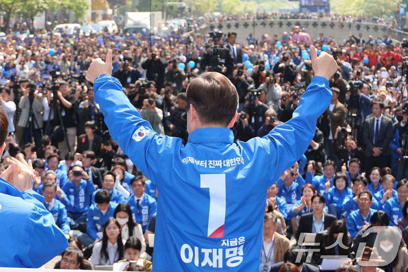 (서울=뉴스1) 안은나 기자 = 이재명 더불어민주당 대통령 후보가 제21대 대통령선거 공식 선거운동이 시작된 12일 오전 서울 종로구 청계광장에서 열린 중앙선거대책위원회 출정식에서 …