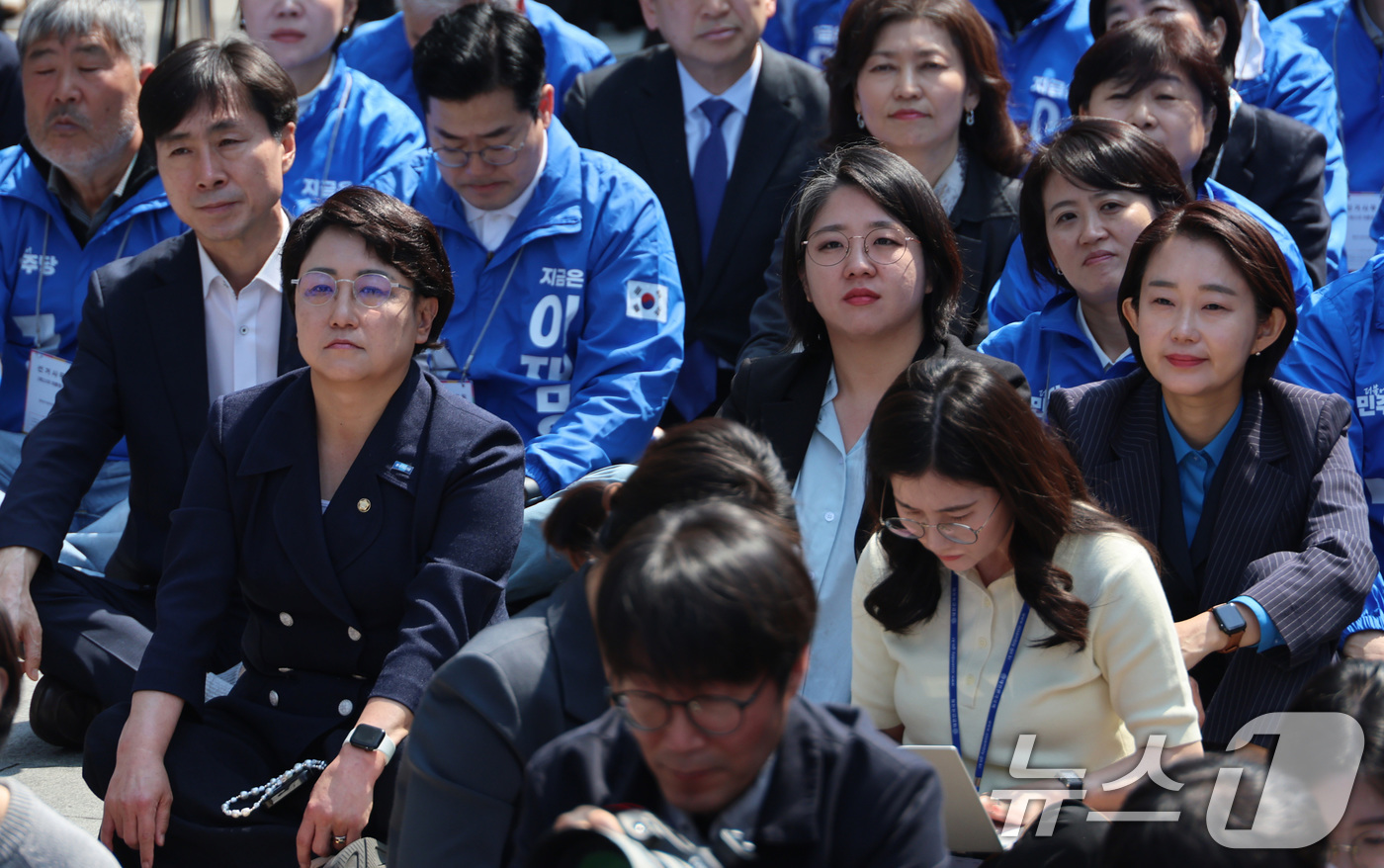 (서울=뉴스1) 안은나 기자 = 조국혁신당 김선민 대표 권한대행 등 야4당 대표들이 6·3 대통령선거 공식 선거운동 첫날인 12일 서울 광화문 청계광장에서 열린 더불어민주당 이재명 …