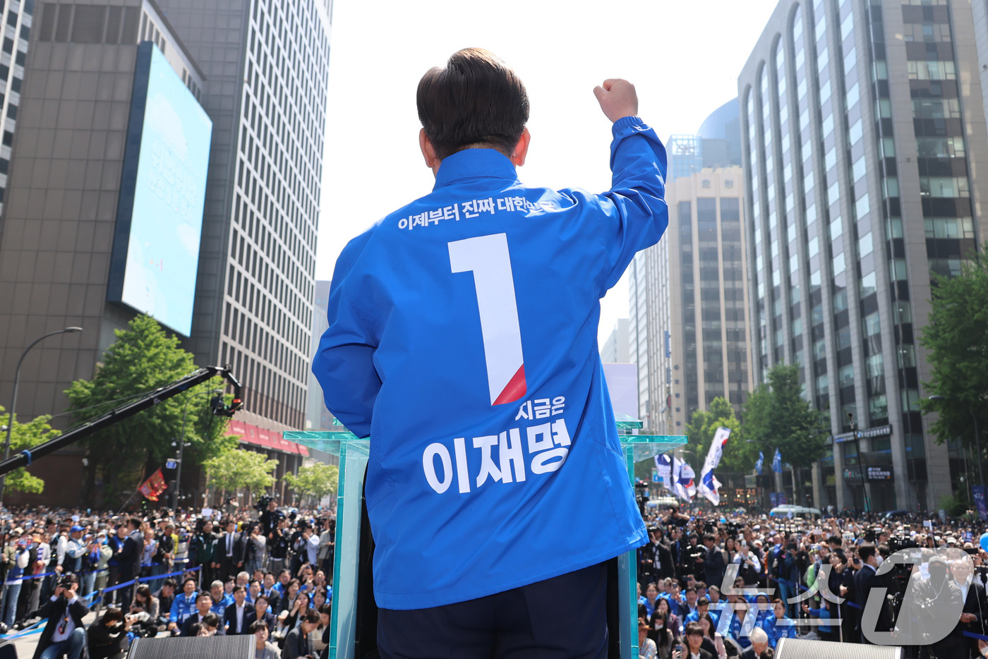 (서울=뉴스1) 안은나 기자 = 이재명 더불어민주당 대통령 후보가 제21대 대통령선거 공식 선거운동이 시작된 12일 오전 서울 종로구 청계광장에서 열린 중앙선거대책위원회 출정식에서 …