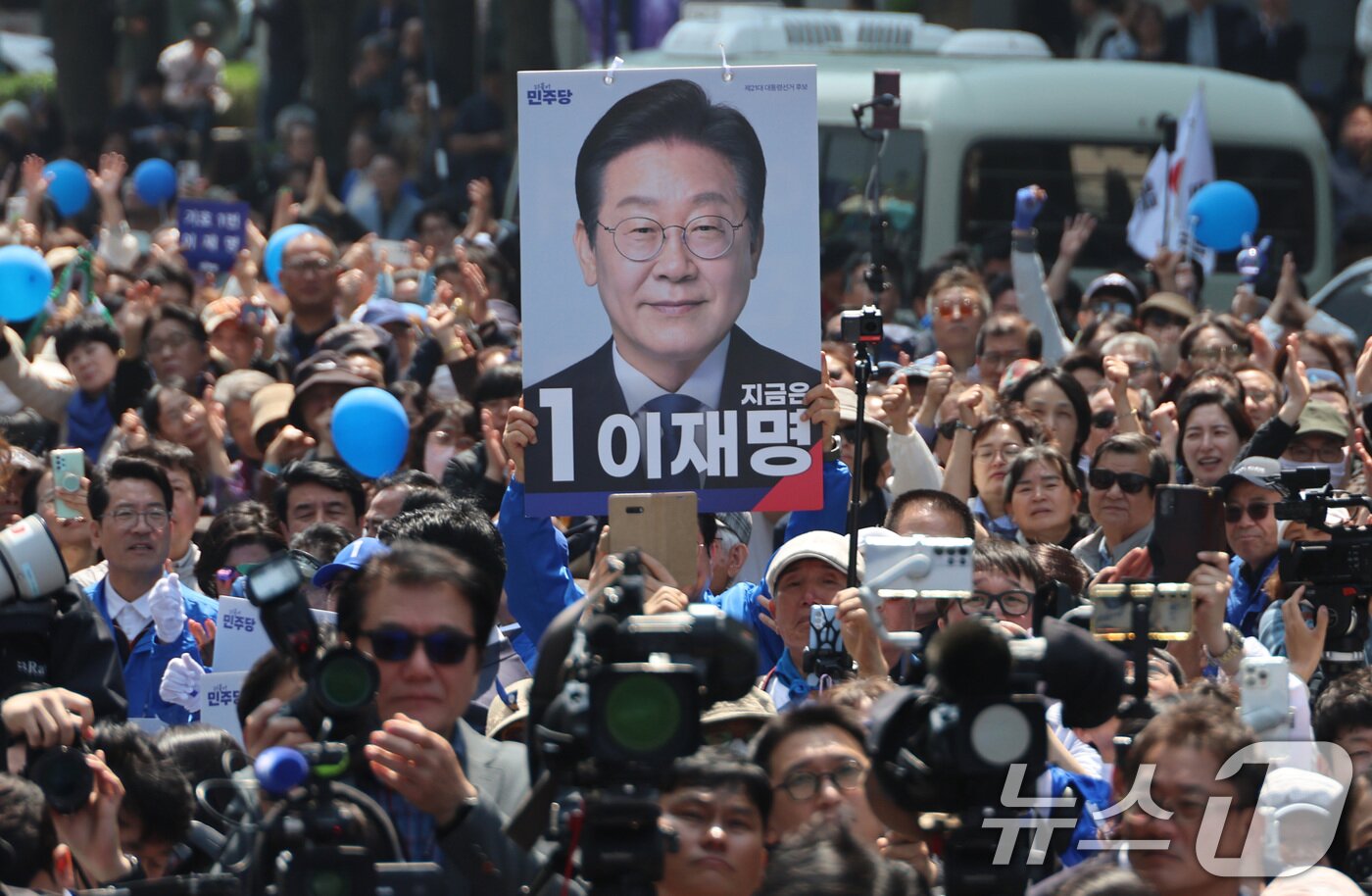 본문 이미지 - 6·3 대통령선거 공식 선거운동 첫날인 12일 서울 광화문 청계광장에서 열린 더불어민주당 이재명 대선 후보의 출정식 및 첫 유세에서 유권자들이 후보 연설을 듣고 있다. &#40;공동취재&#41; 2025.5.12/뉴스1 ⓒ News1 안은나 기자