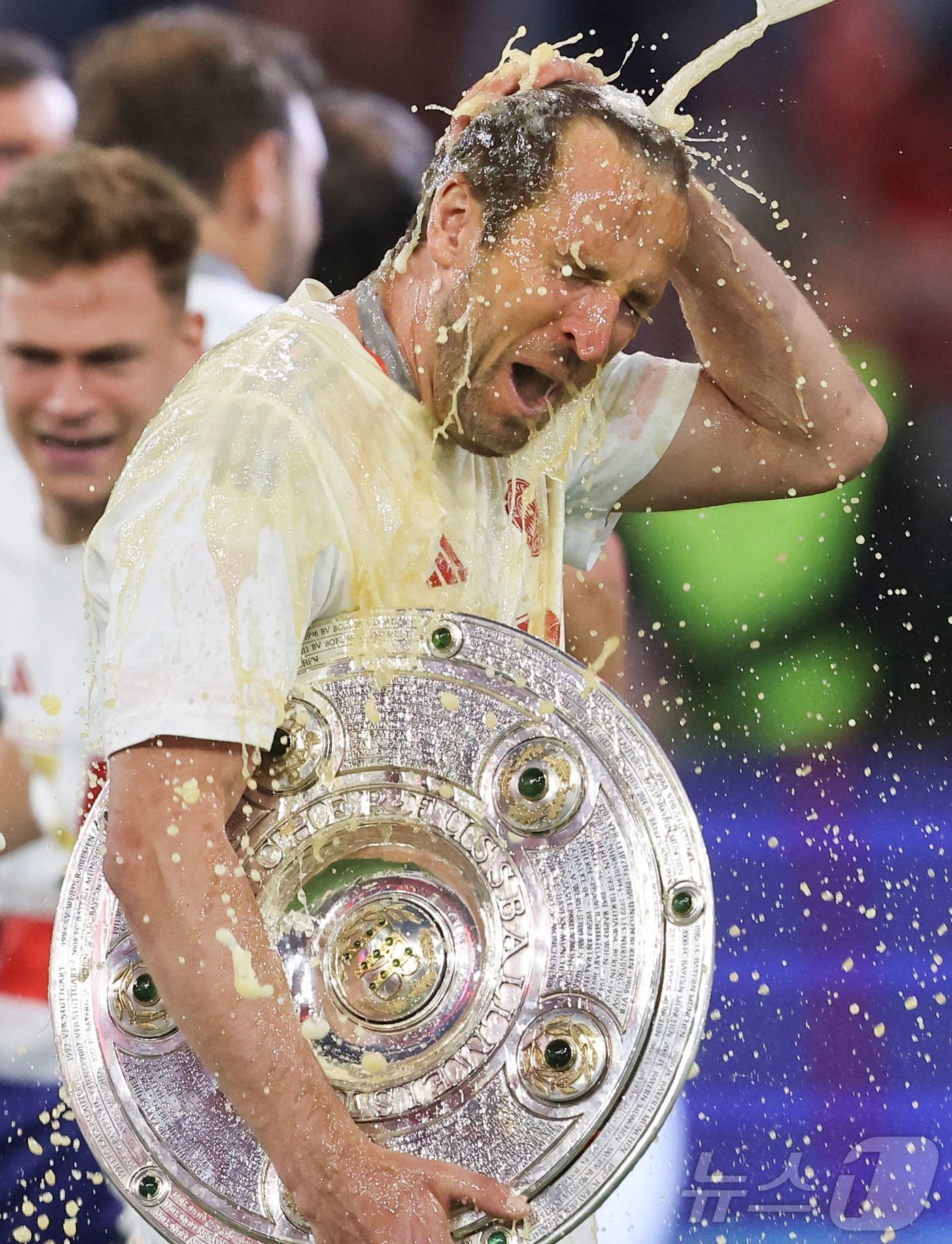 (뮌헨 AFP=뉴스1) 우동명 기자 = 바이에른 뮌헨의 해리 케인이 10일(현지시간) 뮌헨 알리안츠 아레나에서 열린 묀헨글라트바흐와 경기를 마친 뒤 분데스리가 우승 트로피를 들고 …