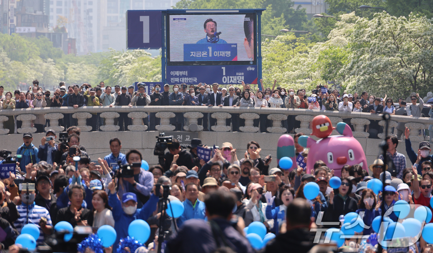 (서울=뉴스1) 안은나 기자 = 이재명 더불어민주당 대통령 후보가 제21대 대통령선거 공식 선거운동이 시작된 12일 오전 서울 종로구 청계광장에서 열린 중앙선거대책위원회 출정식에서 …