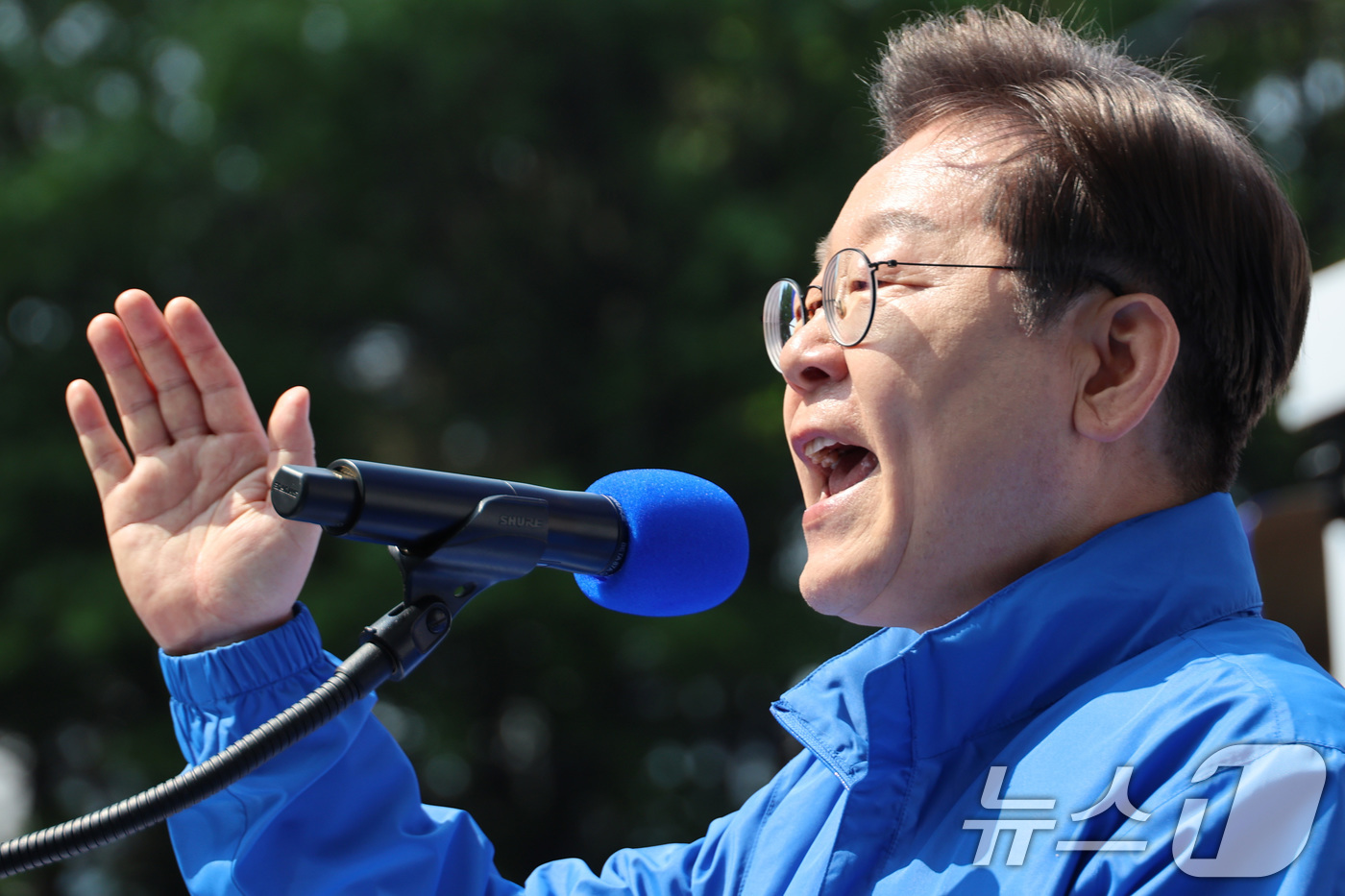 (서울=뉴스1) 안은나 기자 = 이재명 더불어민주당 대통령 후보가 제21대 대통령선거 공식 선거운동이 시작된 12일 오전 서울 종로구 청계광장에서 열린 중앙선거대책위원회 출정식에서 …