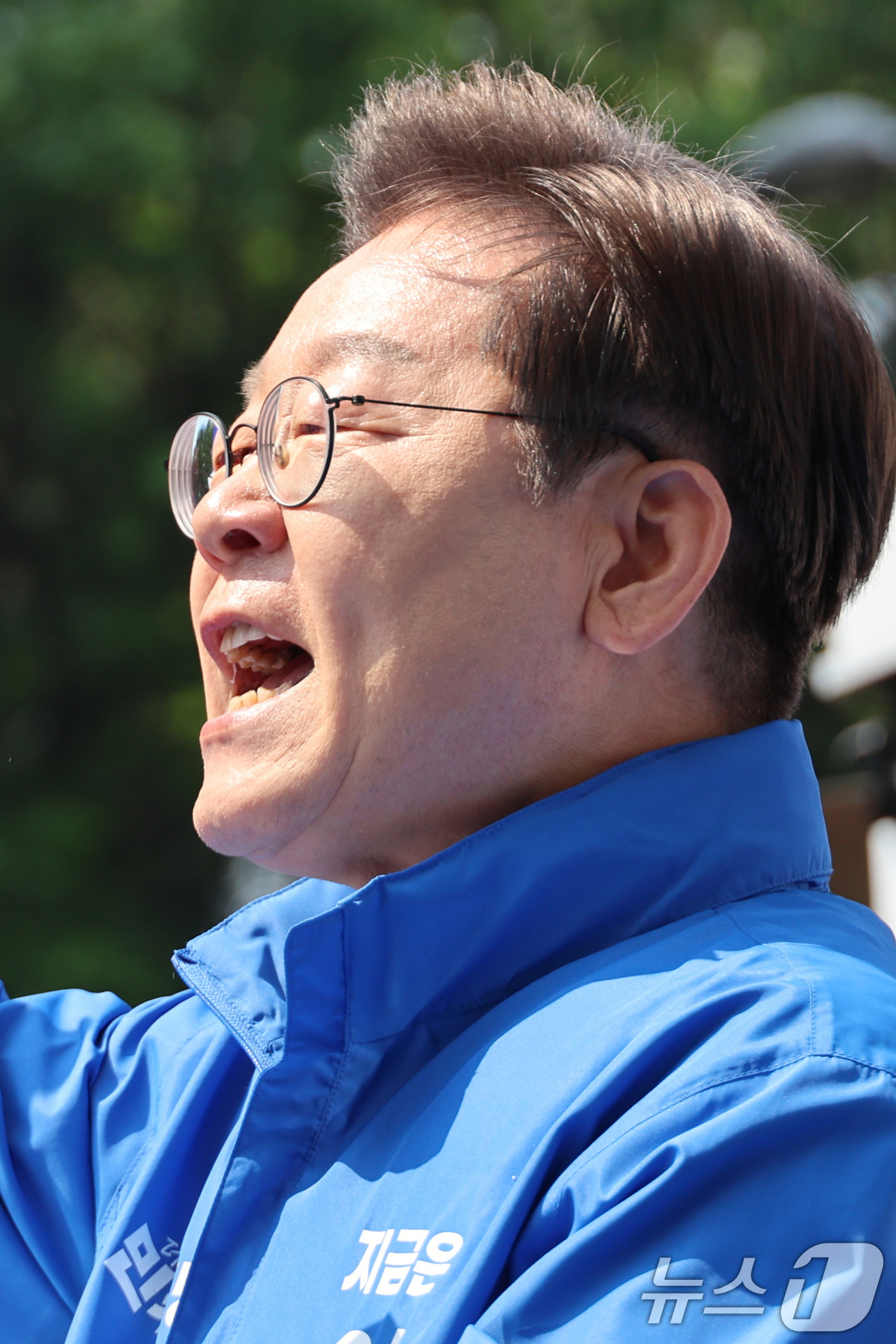 (서울=뉴스1) 안은나 기자 = 이재명 더불어민주당 대통령 후보가 제21대 대통령선거 공식 선거운동이 시작된 12일 오전 서울 종로구 청계광장에서 열린 중앙선거대책위원회 출정식에서 …