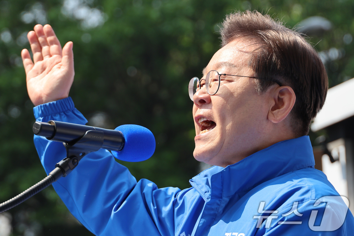 (서울=뉴스1) 안은나 기자 = 이재명 더불어민주당 대통령 후보가 제21대 대통령선거 공식 선거운동이 시작된 12일 오전 서울 종로구 청계광장에서 열린 중앙선거대책위원회 출정식에서 …