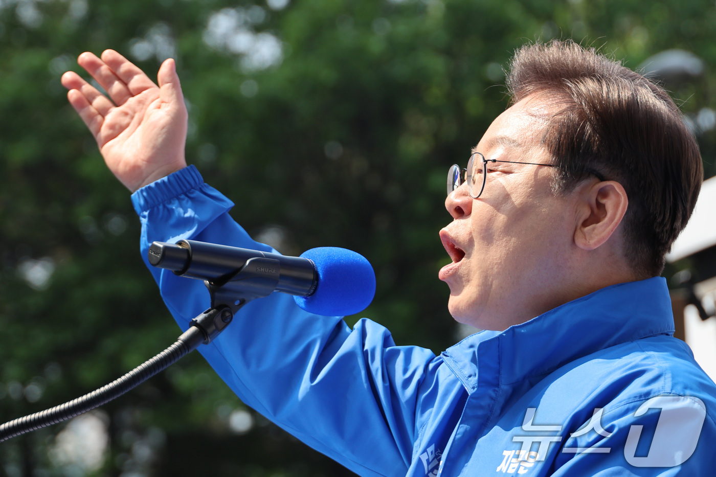 (서울=뉴스1) 안은나 기자 = 이재명 더불어민주당 대통령 후보가 제21대 대통령선거 공식 선거운동이 시작된 12일 오전 서울 종로구 청계광장에서 열린 중앙선거대책위원회 출정식에서 …