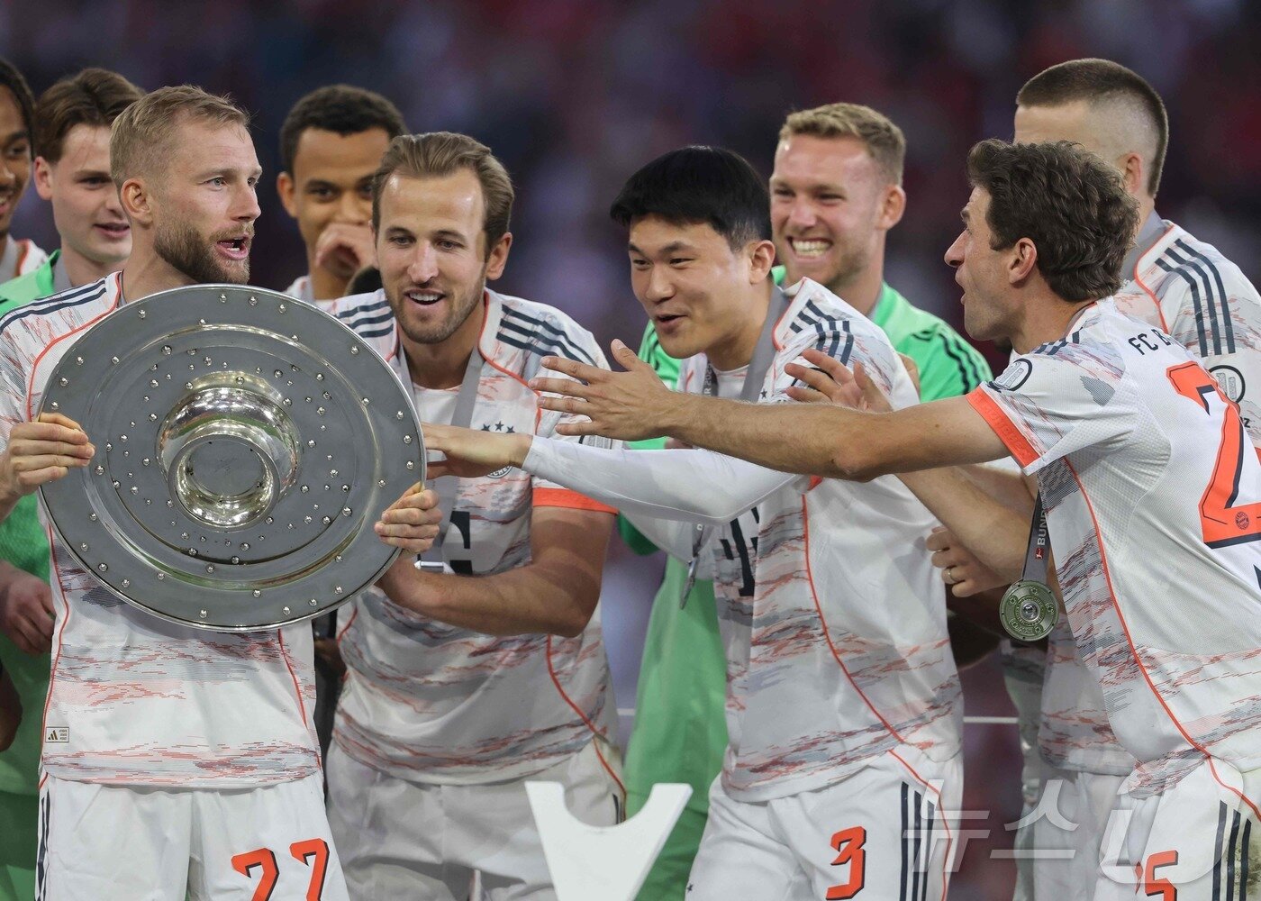 본문 이미지 - 바이에른 뮌헨의 김민재가 10일&#40;현지시간&#41; 뮌헨 알리안츠 아레나에서 열린 묀헨글라트바흐와 경기를 마친 뒤 분데스리가 우승 세리머니를 하고 있다. 2025.05.12 ⓒ AFP=뉴스1 ⓒ News1 우동명 기자