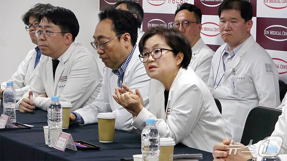 본문 이미지 -  남선우 대전선병원 병원장(앞줄 오른쪽)이 7일 대전 유성선병원에서 열린 포괄2차병원 제도 운영 및 개선 주제 간담회에서 제도개선 필요성을 설명하고 있다.(선병원 제공) /뉴스1