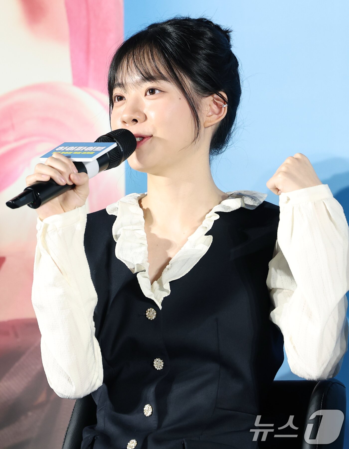 본문 이미지 - 배우 이재인이 12일 오전 서울 광진구 롯데시네마 건대입구점에서 열린 영화 &#39;하이파이브&#39; 제작보고회에 참석해 캐릭터 소개를 하고 있다. &#39;하이파이브&#39;는 장기이식으로 우연히 각기 다른 초능력을 얻게 된 다섯 명이 그들의 능력을 탐하는 자들과 만나 벌어지는 이야기를 그린 코믹 액션 활극이다. 2025.5.12/뉴스1 ⓒ News1 권현진 기자