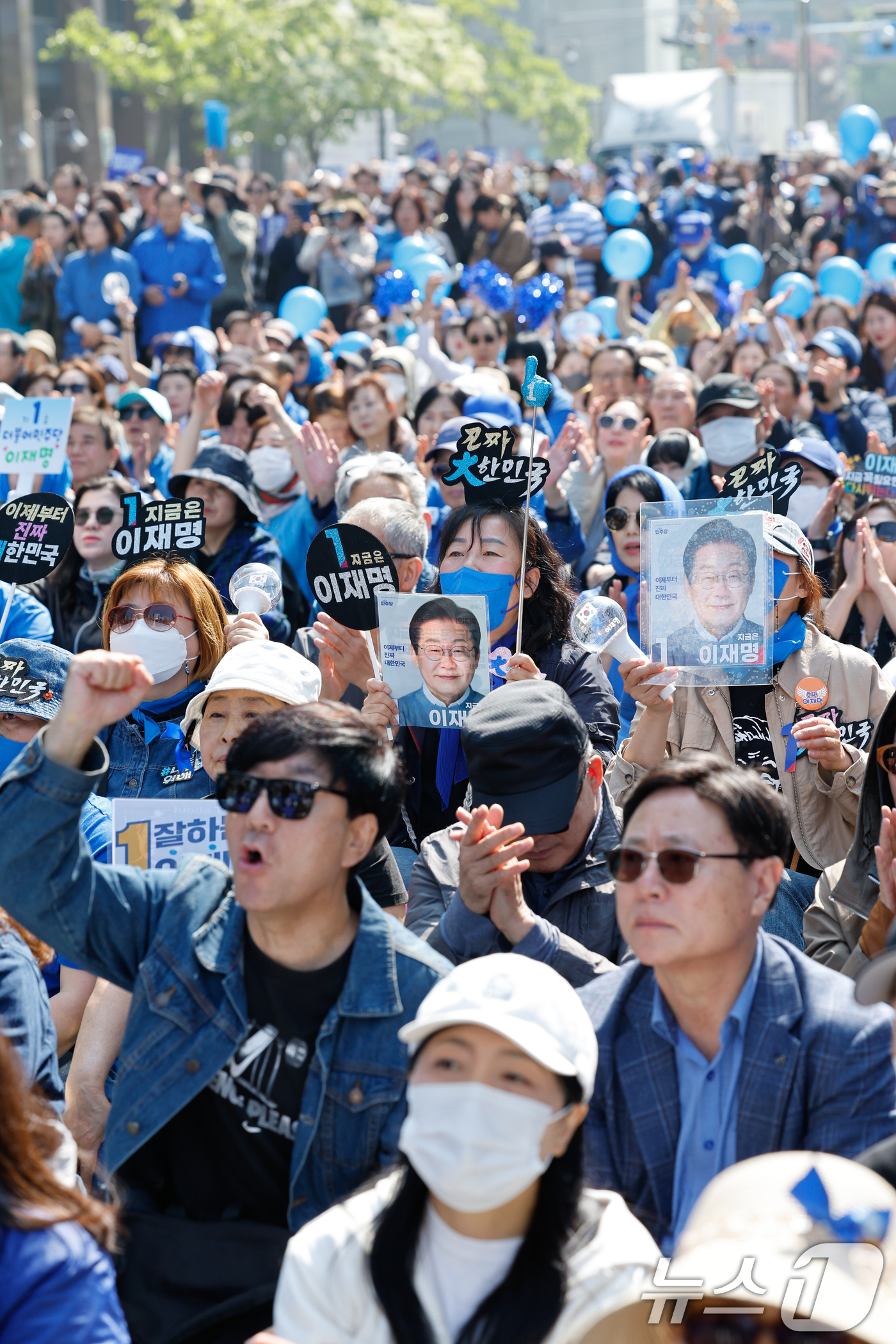 (서울=뉴스1) 안은나 기자 = 제21대 대통령 선거 공식 선거운동 첫날인 12일 오전 서울 중구 청계광장에서 열린 이재명 더불어민주당 대통령 후보 유세 출정식에서 지지자들이 환호 …