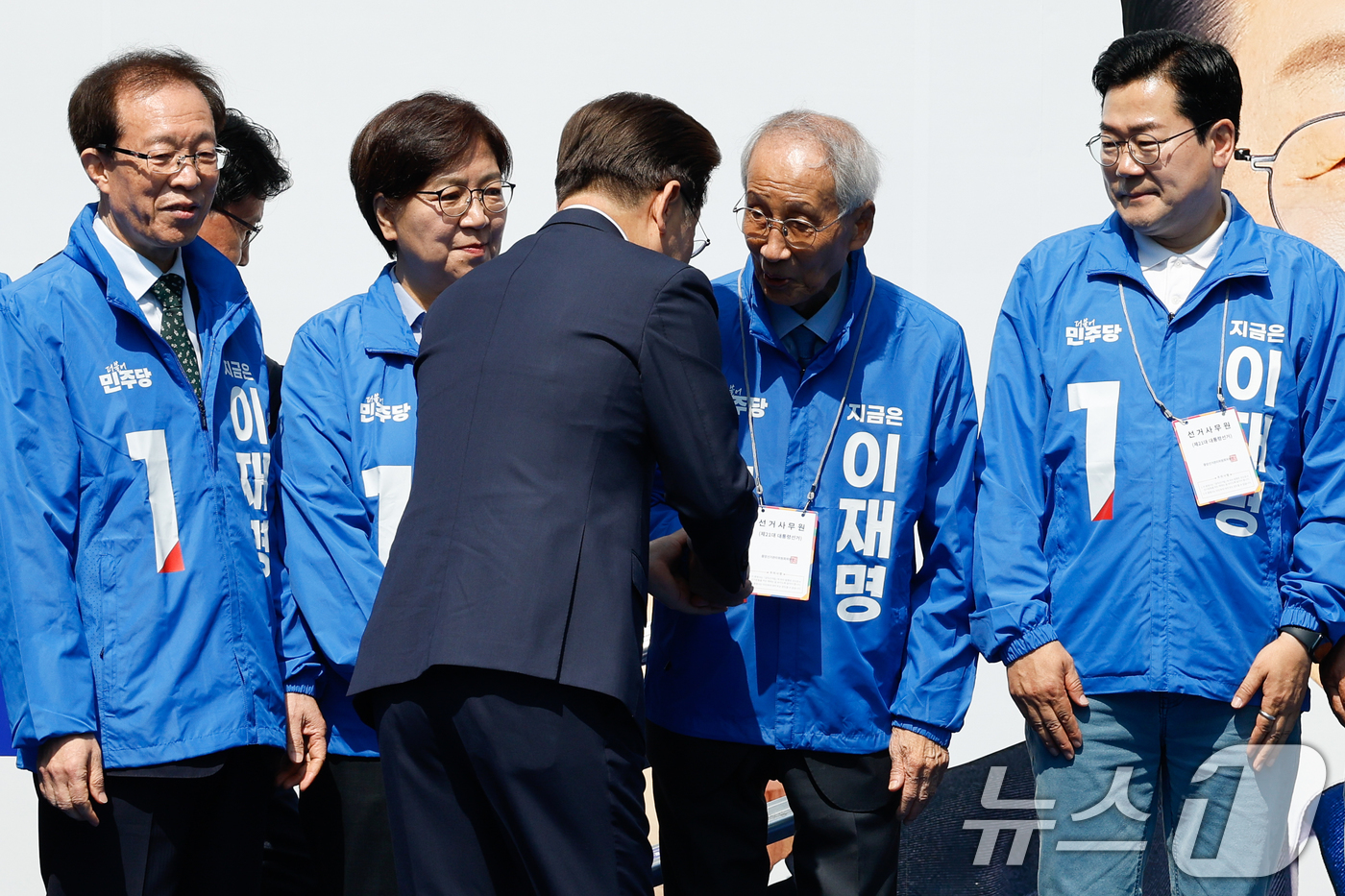(서울=뉴스1) 안은나 기자 = 이재명 더불어민주당 대통령 후보가 공식 선거운동 첫날인 12일 오전 서울 중구 청계광장에서 열린 출정식에서 윤여준 선대위원장과 악수하고 있다. 20 …