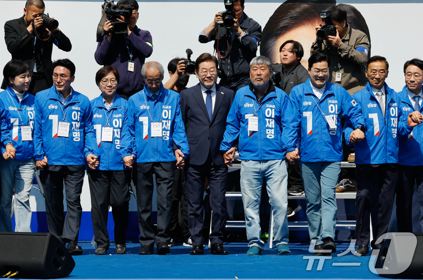 (서울=뉴스1) 안은나 기자 = 이재명 더불어민주당 대통령 후보가 공식 선거운동 첫날인 12일 오전 서울 중구 청계광장에서 열린 출정식에서 선대위원장들과 손을 잡고 있다. 2025 …