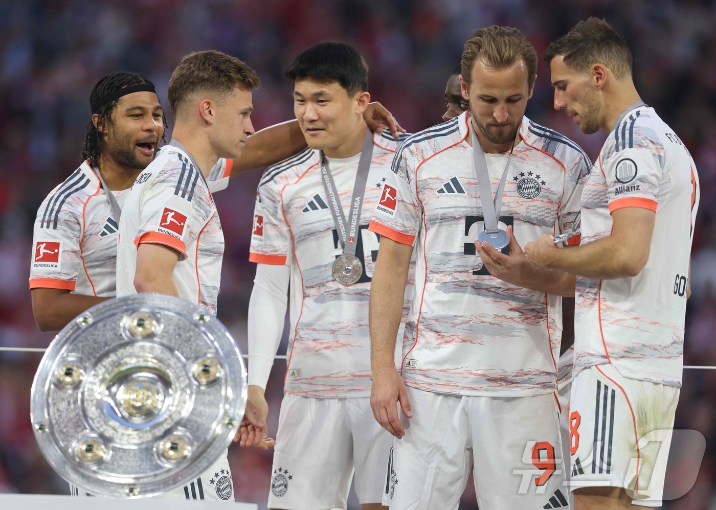 (뮌헨 AFP=뉴스1) 우동명 기자 = 바이에른 뮌헨의 김민재가 10일(현지시간) 뮌헨 알리안츠 아레나에서 열린 묀헨글라트바흐와 경기를 마친 뒤 해리 케인과 분데스리가 우승 세리머 …