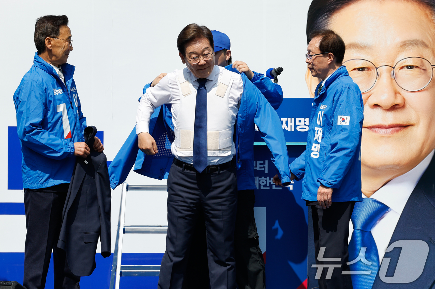 (서울=뉴스1) 안은나 기자 = 이재명 더불어민주당 대통령 후보가 공식 선거운동 첫날인 12일 오전 서울 중구 청계광장에서 열린 출정식에서 선거운동복을 입고 있다. 2025.5.1 …