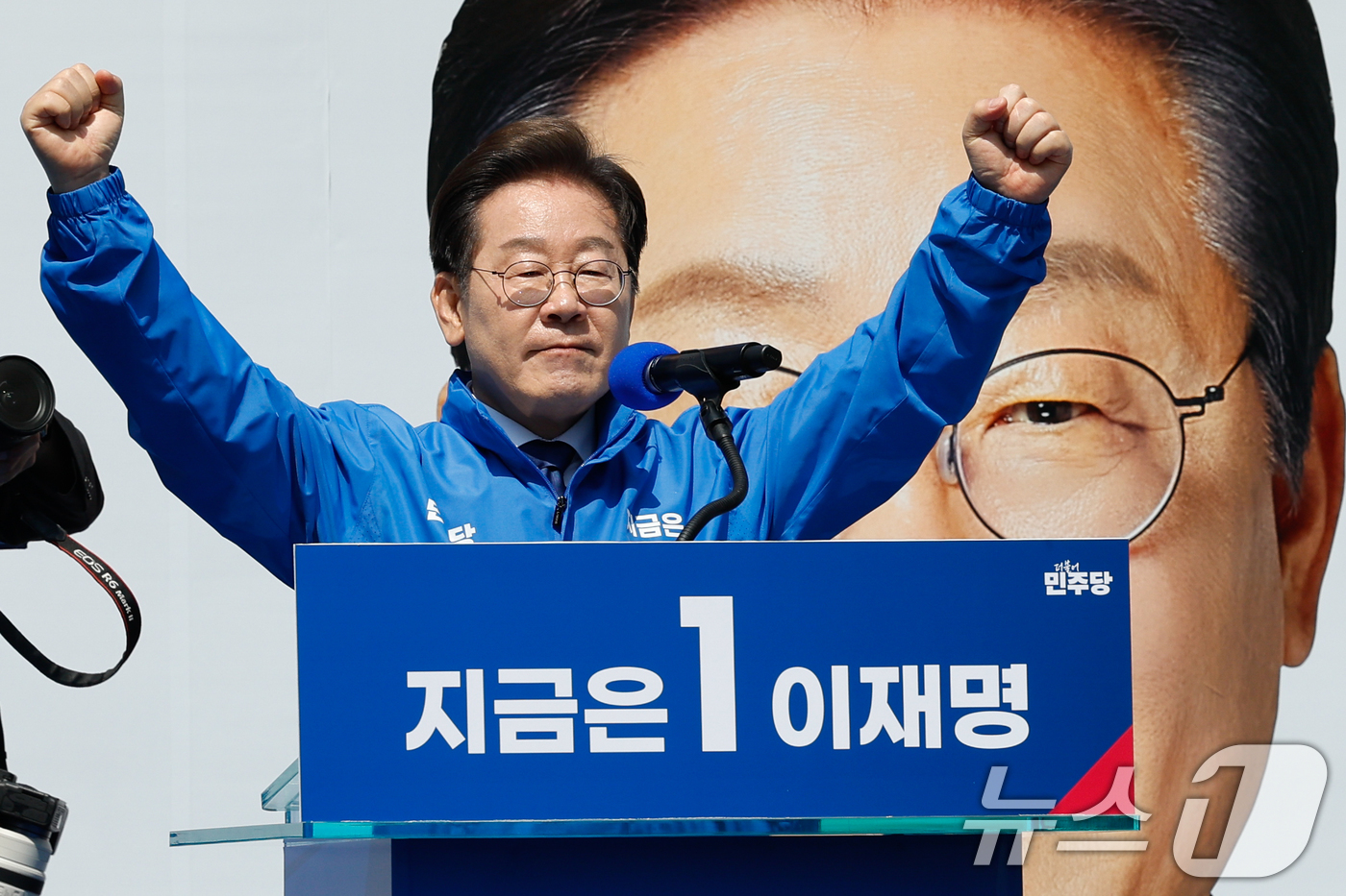 (서울=뉴스1) 안은나 기자 = 이재명 더불어민주당 대통령 후보가 공식 선거운동 첫날인 12일 오전 서울 중구 청계광장에서 열린 출정식에서 연설을 마친 뒤 두 팔을 번쩍 들고 있다 …