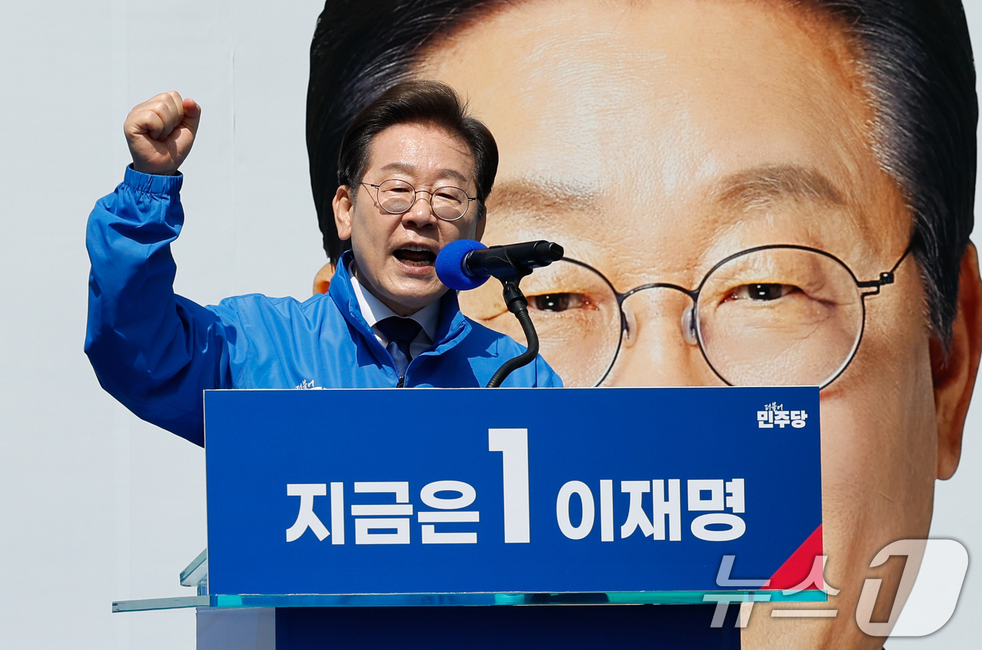 (서울=뉴스1) 안은나 기자 = 이재명 더불어민주당 대통령 후보가 공식 선거운동 첫날인 12일 오전 서울 중구 청계광장에서 열린 출정식에서 연설을 하고 있다. 2025.5.12/뉴 …